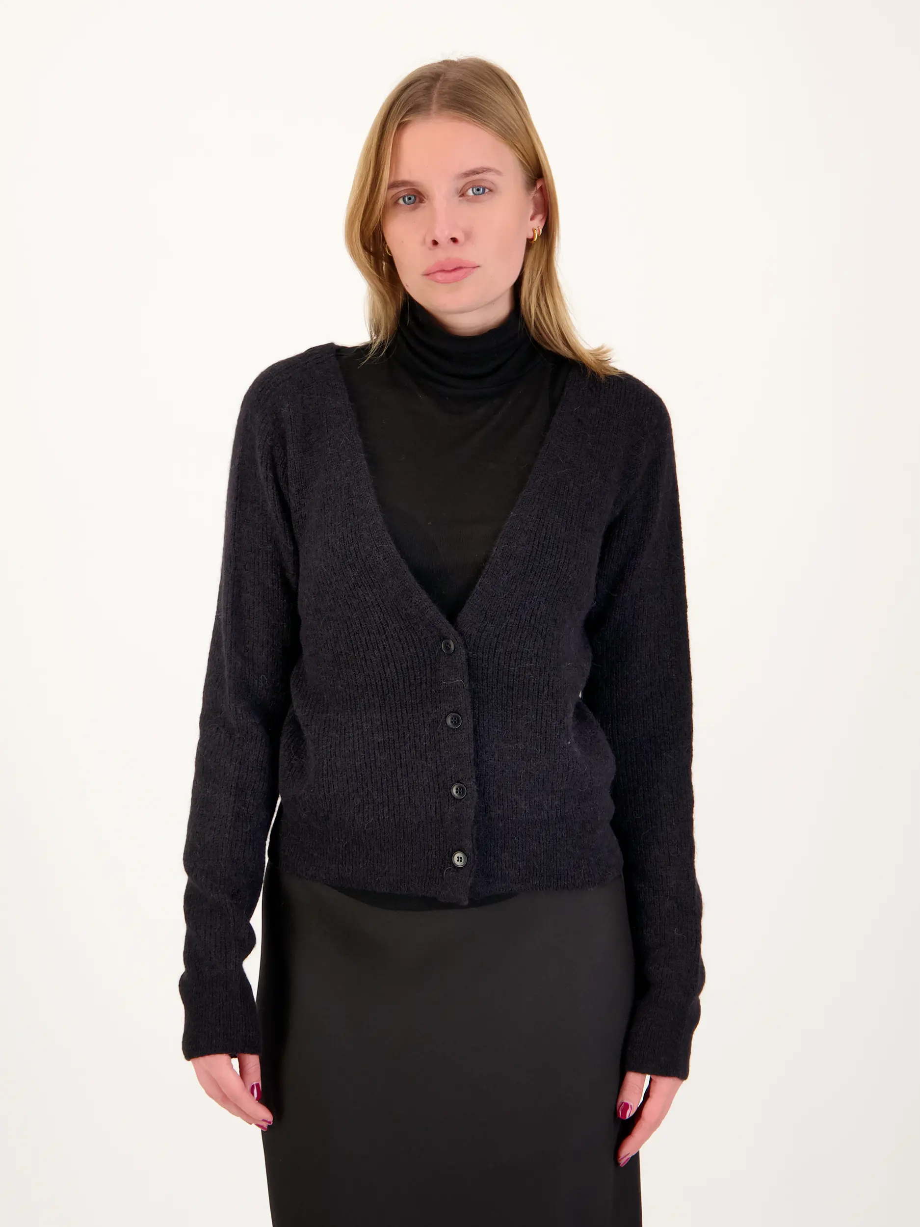 Strickjacke 'Gertija' langarm - Artikel Vorderseite getragen von einem Modell - Farbe: Schwarz