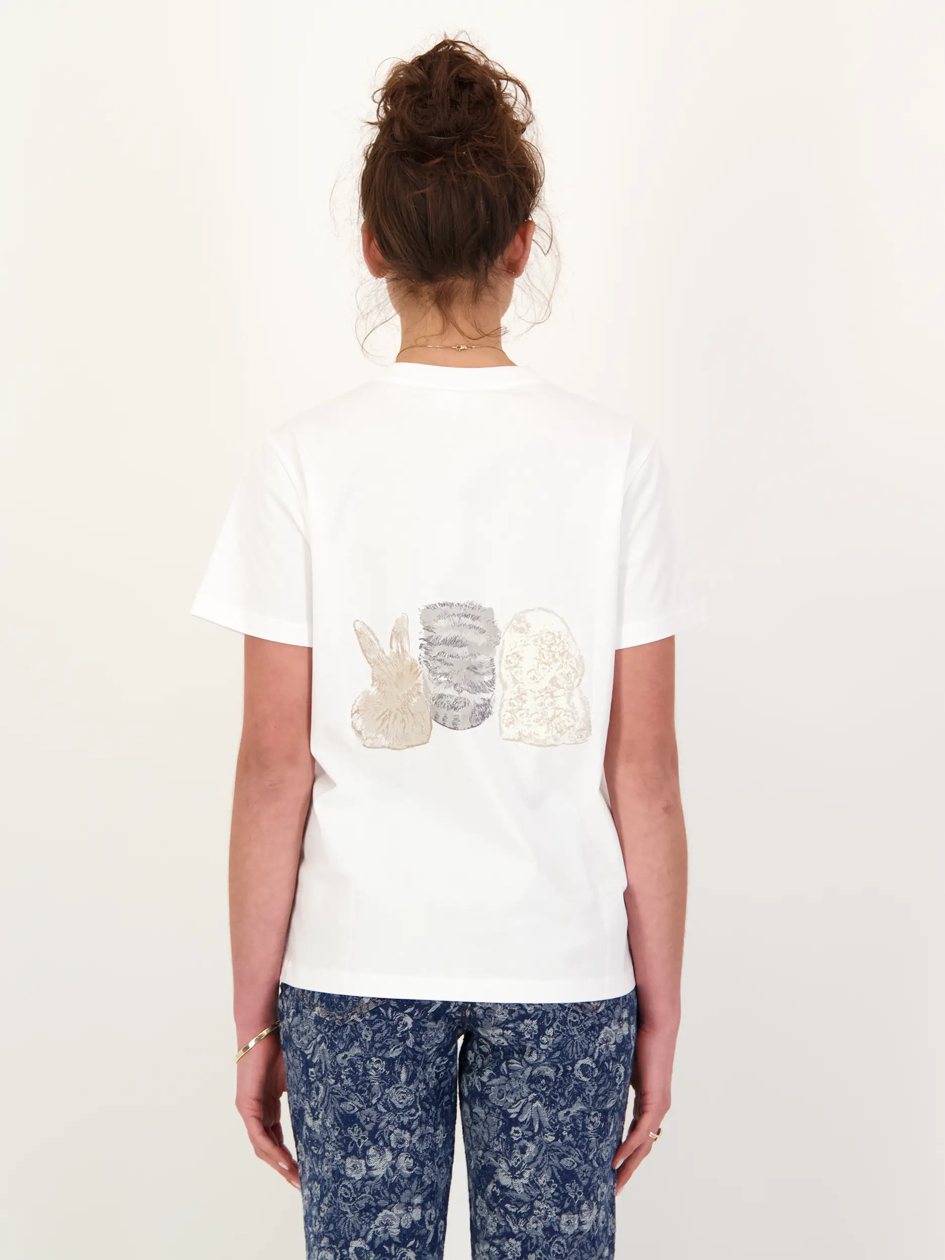 T-Shirt - Artikel Rückseite getragen von einem Modell - Farbe: Weiß