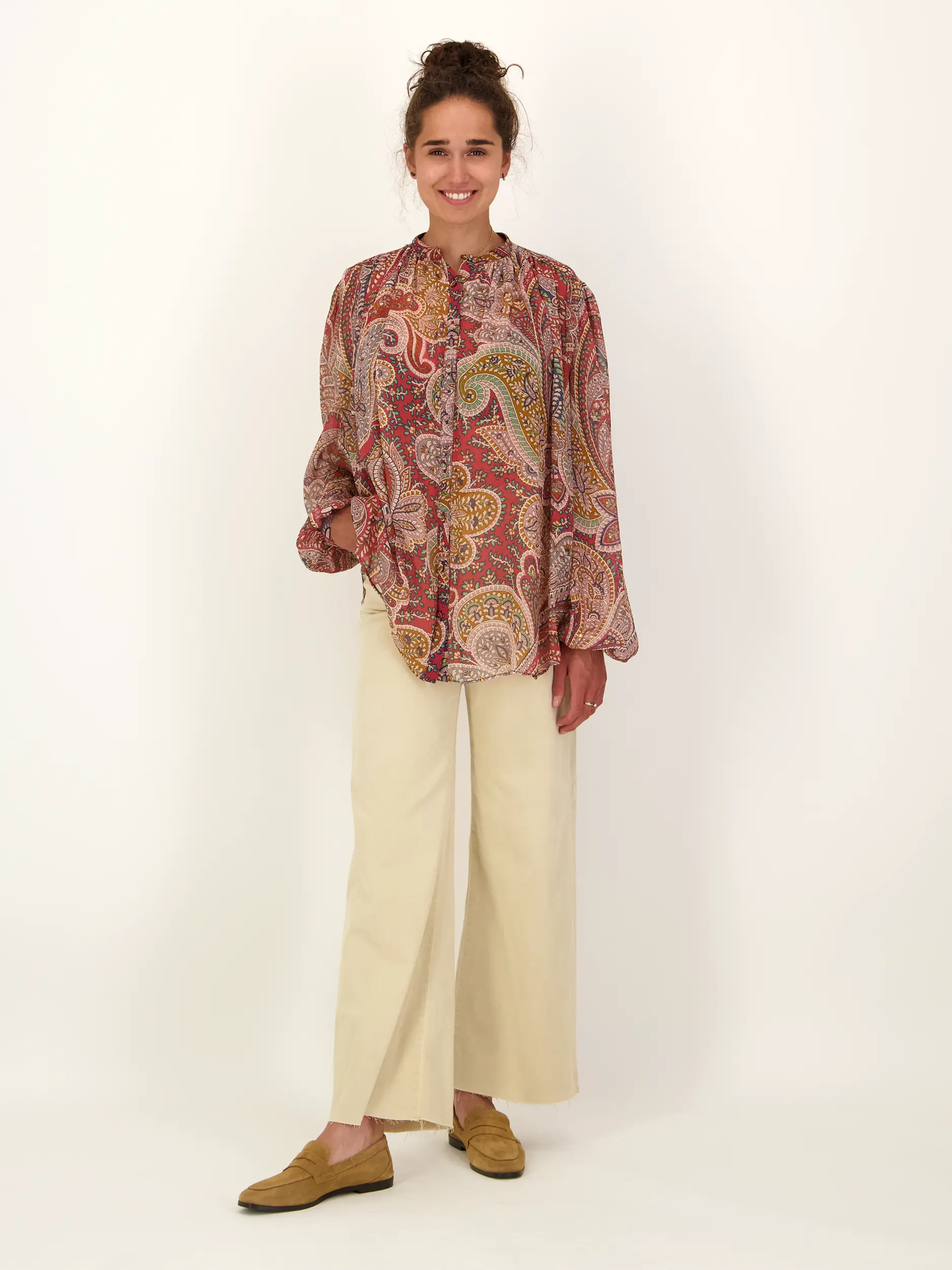 Gemusterte Bluse aus Seide langarm - Artikel Teil eines Outfits getragen von einem Modell