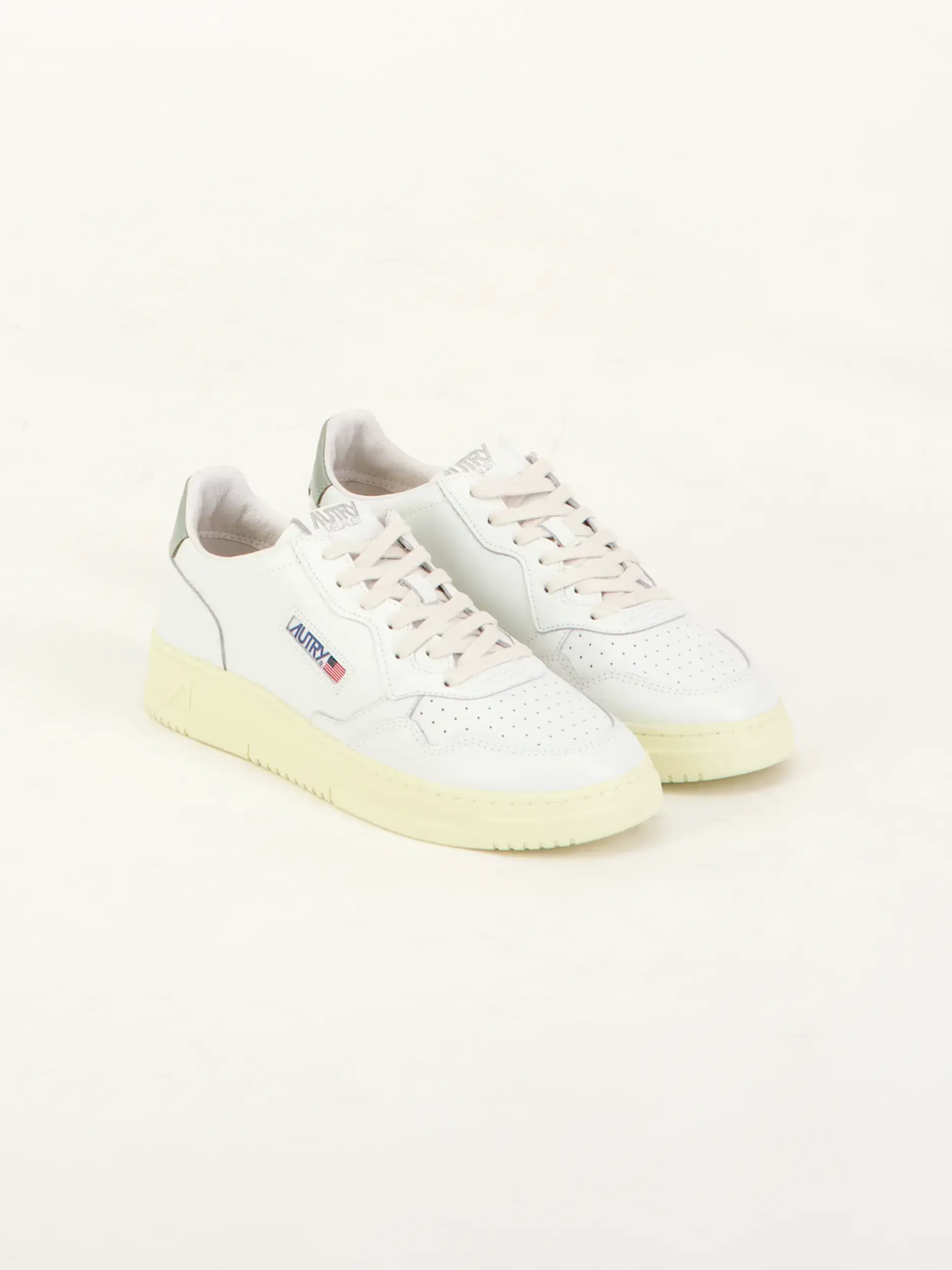 Sneaker 'Medalist' aus Leder - Artikel Teil eines Outfits getragen von einem Modell - Farbe: Grün