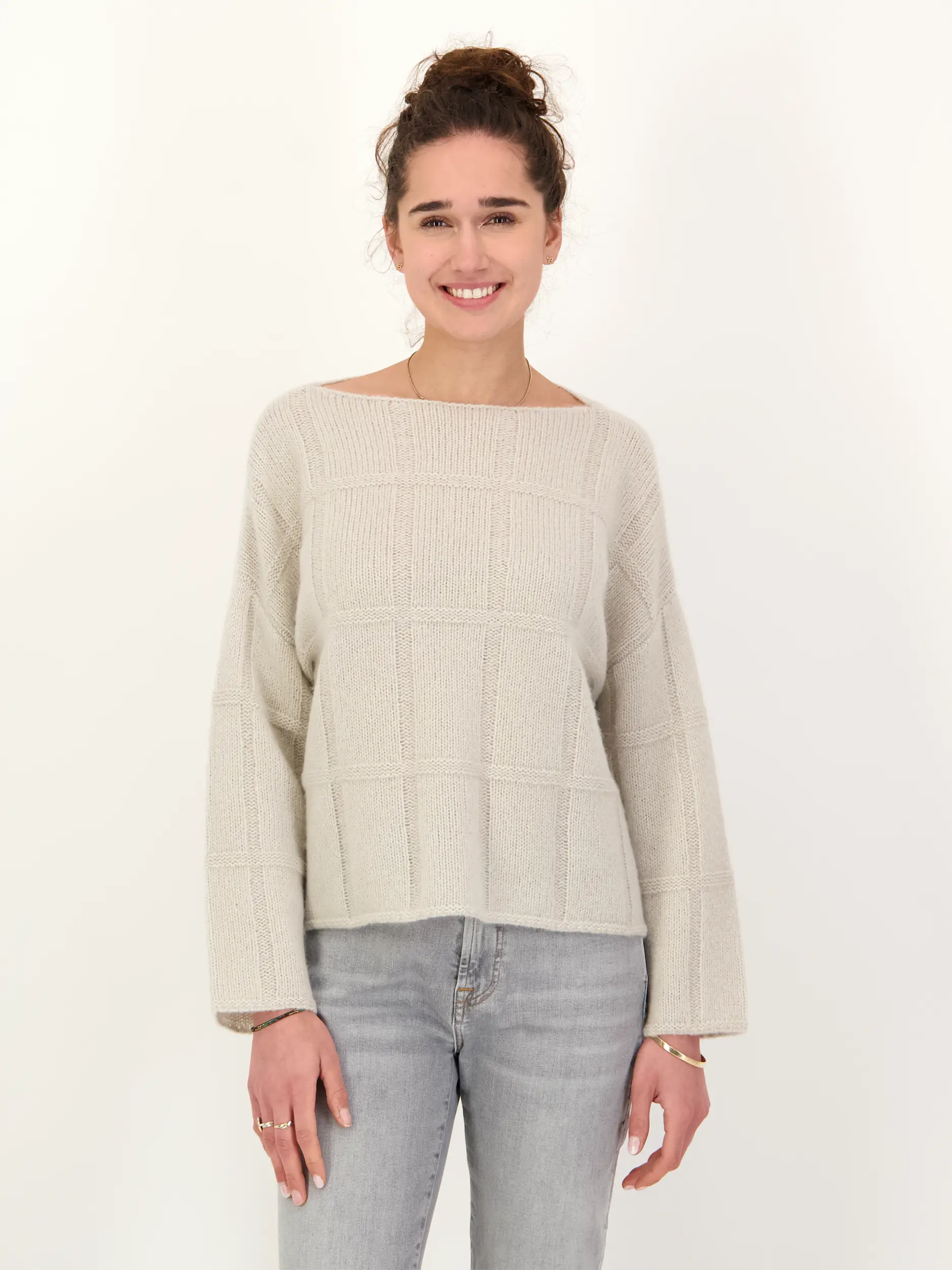 Pullover 'Bodaiju' aus Kaschmir Seide Mix - Artikel Vorderseite getragen von einem Modell - Farbe: Grau