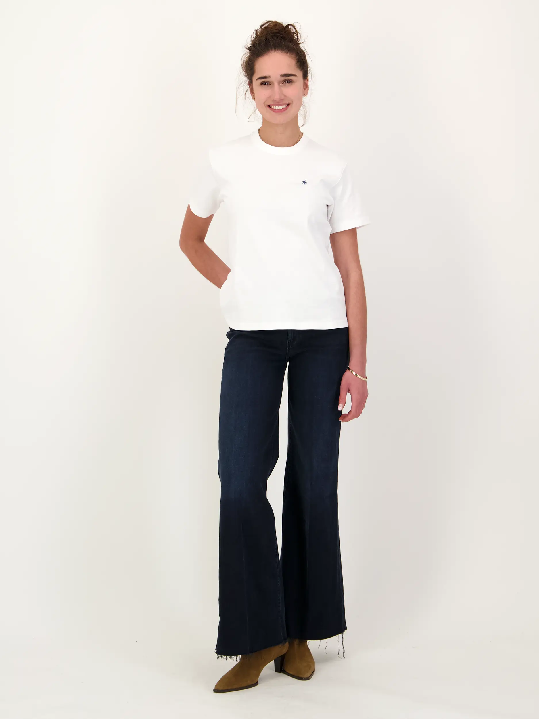 T-Shirt - Artikel Teil eines Outfits getragen von einem Modell - Farbe: Weiß