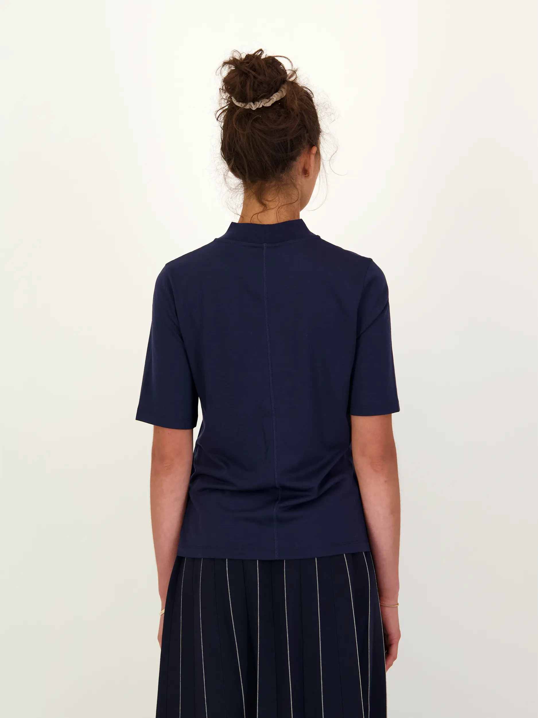 T-Shirt 'Willow' aus Wolle 3/4-Arm - Artikel Rückseite getragen von einem Modell - Farbe: Blau