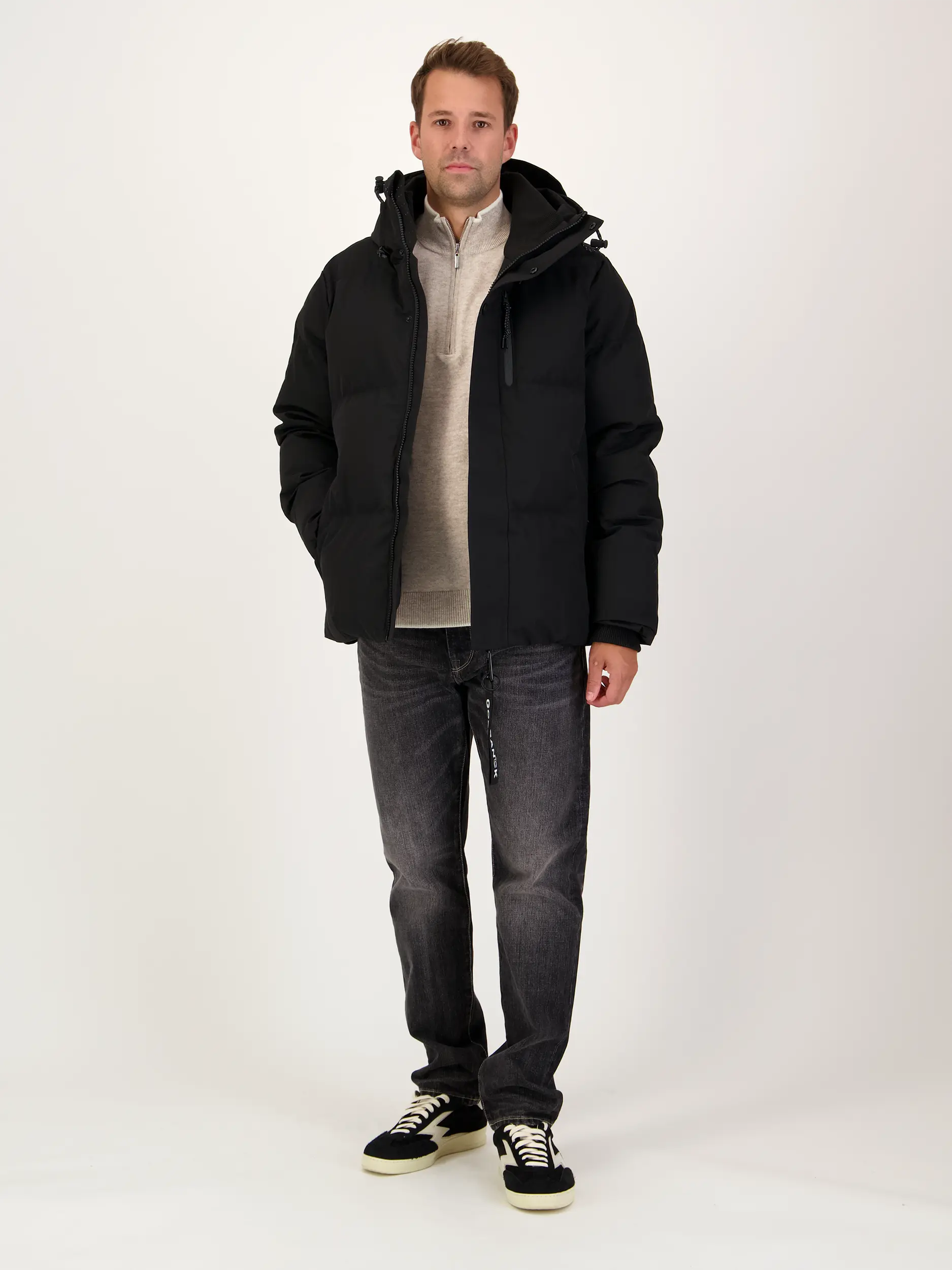 Wasserdichte Jacke 'Bayu' - Artikel Teil eines Outfits getragen von einem Modell - Farbe: Schwarz