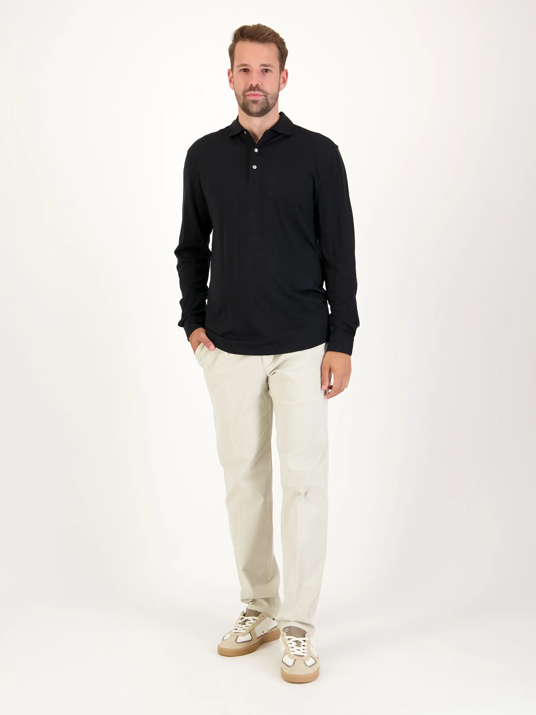 Poloshirt langarm - Artikel Teil eines Outfits getragen von einem Modell - Farbe: Schwarz