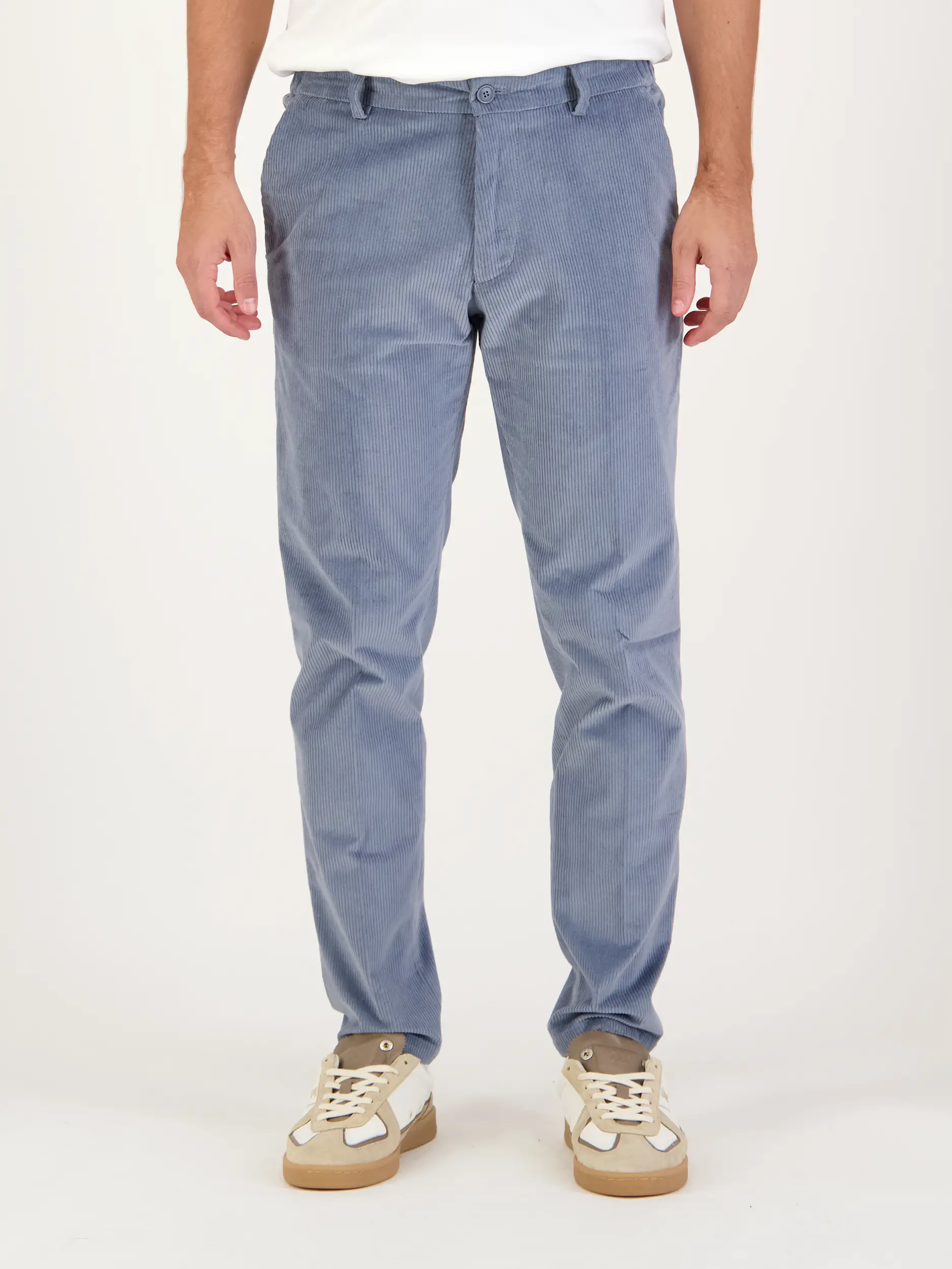 Cordhose 'Ajend' - Artikel Vorderseite getragen von einem Modell - Farbe: Blau