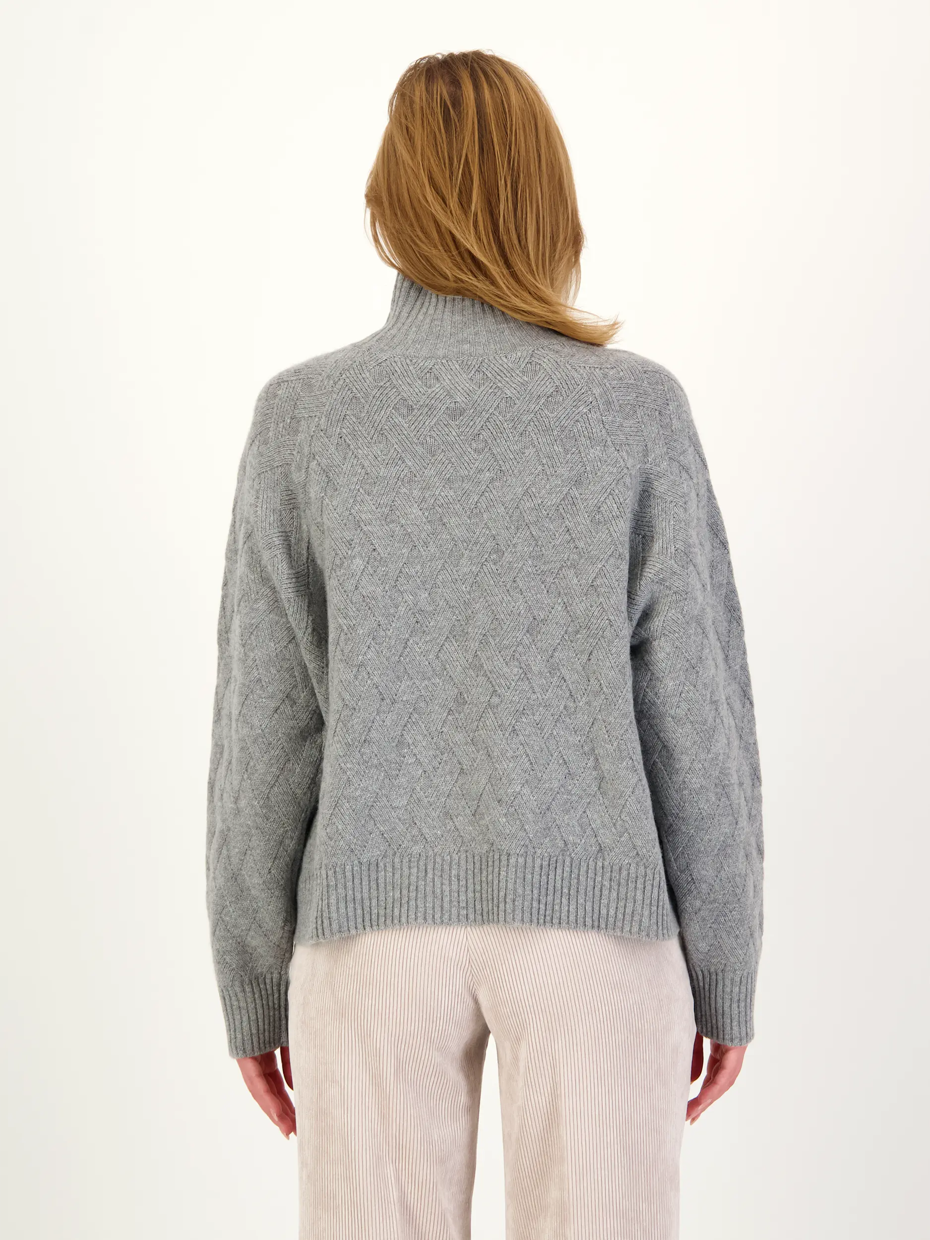 Pullover aus Wolle langarm - Artikel Rückseite getragen von einem Modell - Farbe: Grau