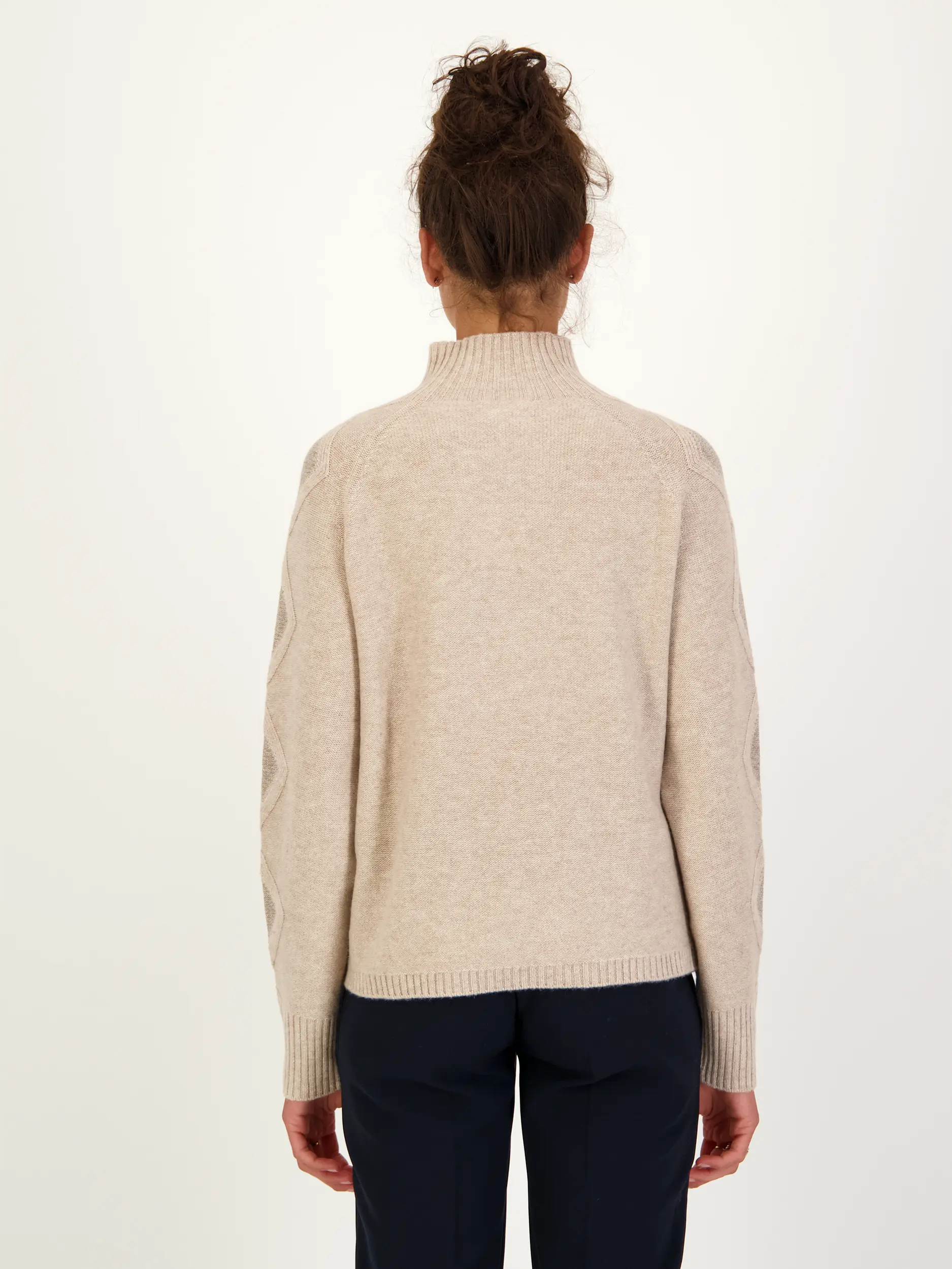 Pullover aus Wolle langarm - Artikel Rückseite getragen von einem Modell - Farbe: Beige