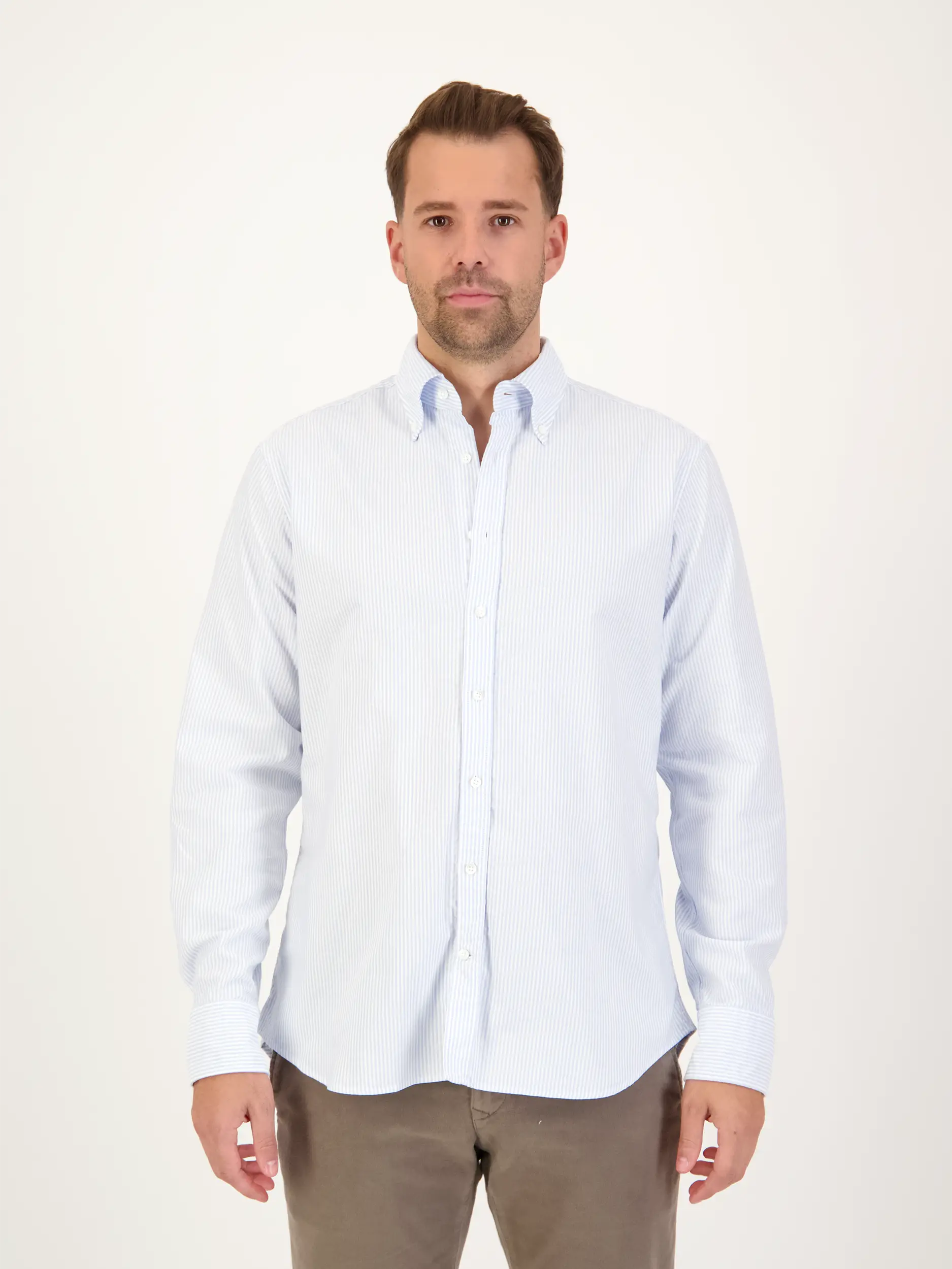 Gestreiftes Hemd mit Button-Down-Kragen langarm - Artikel Vorderseite getragen von einem Modell - Farbe: Blau