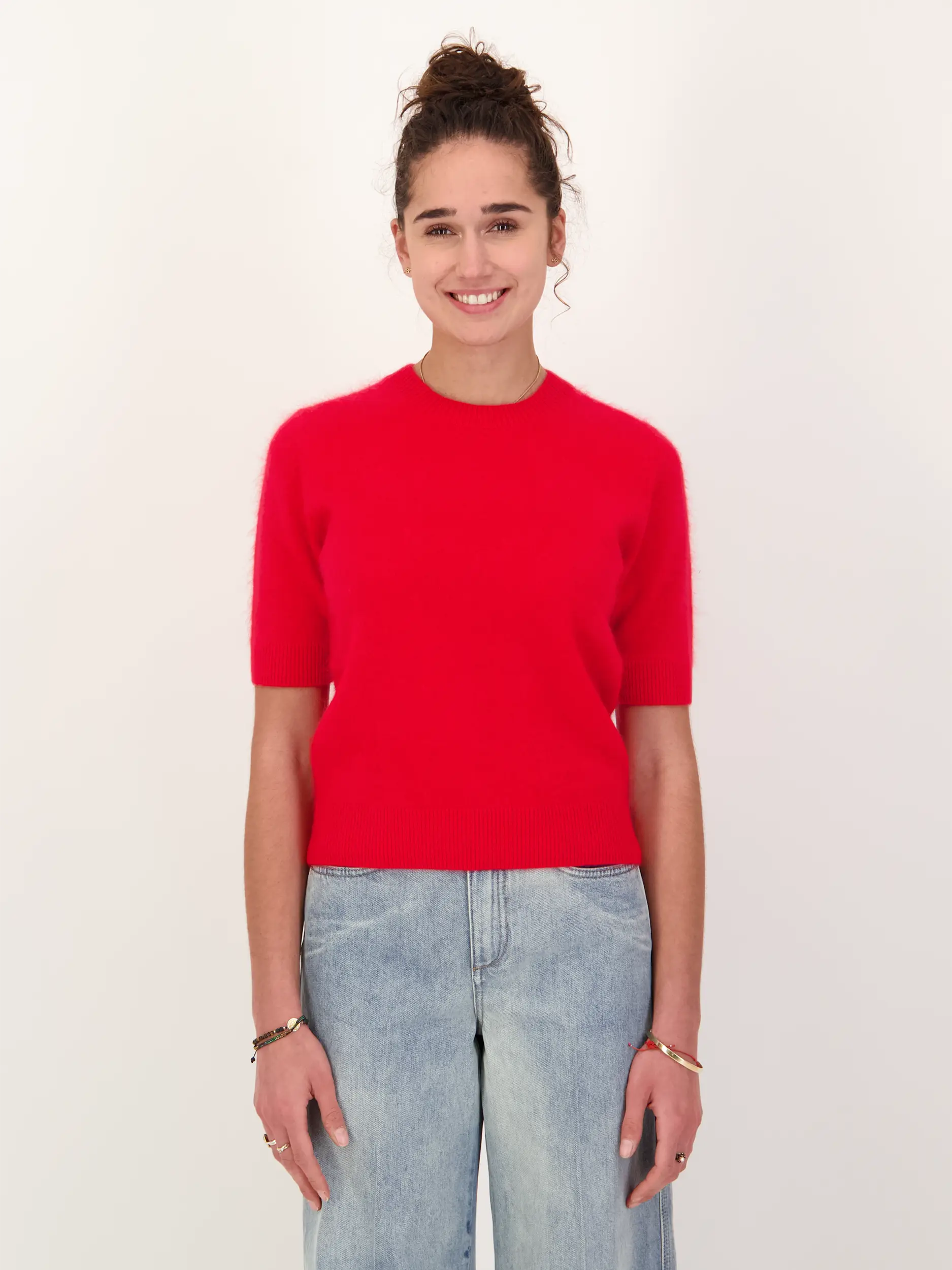 Pullover 'Fluffy Statements' aus Wolle kurzarm - Artikel Vorderseite getragen von einem Modell - Farbe: Rot