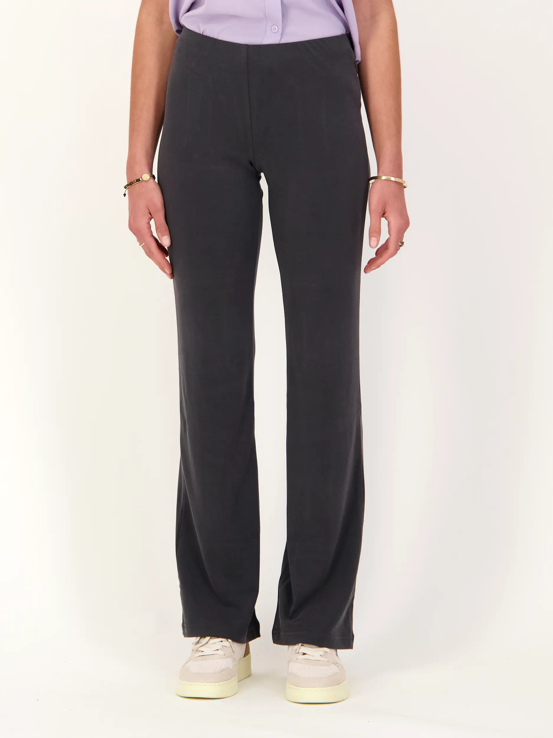 Hose 'Sasus' - Artikel Vorderseite getragen von einem Modell - Farbe: Grau