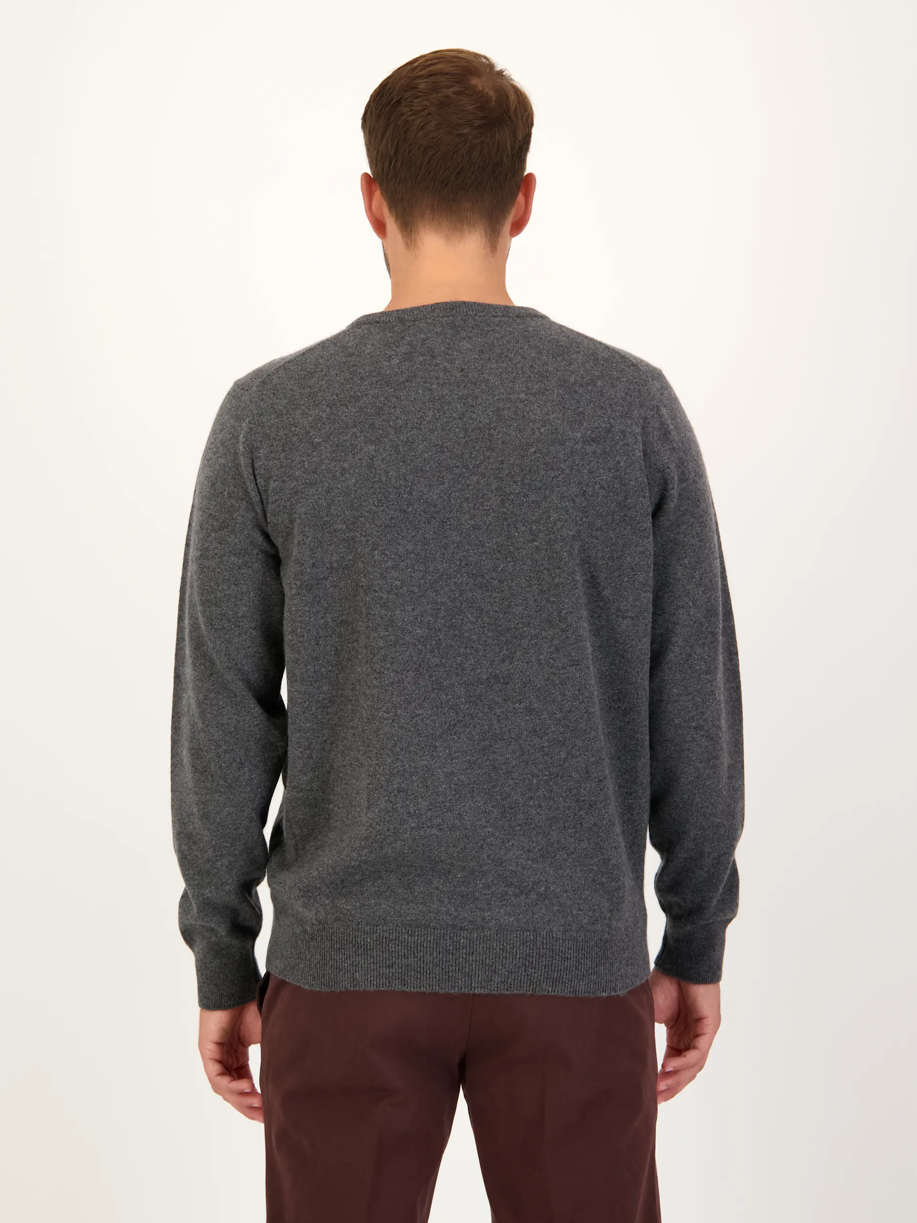 Pullover aus Kaschmir langarm - Artikel Rückseite getragen von einem Modell - Farbe: Grau