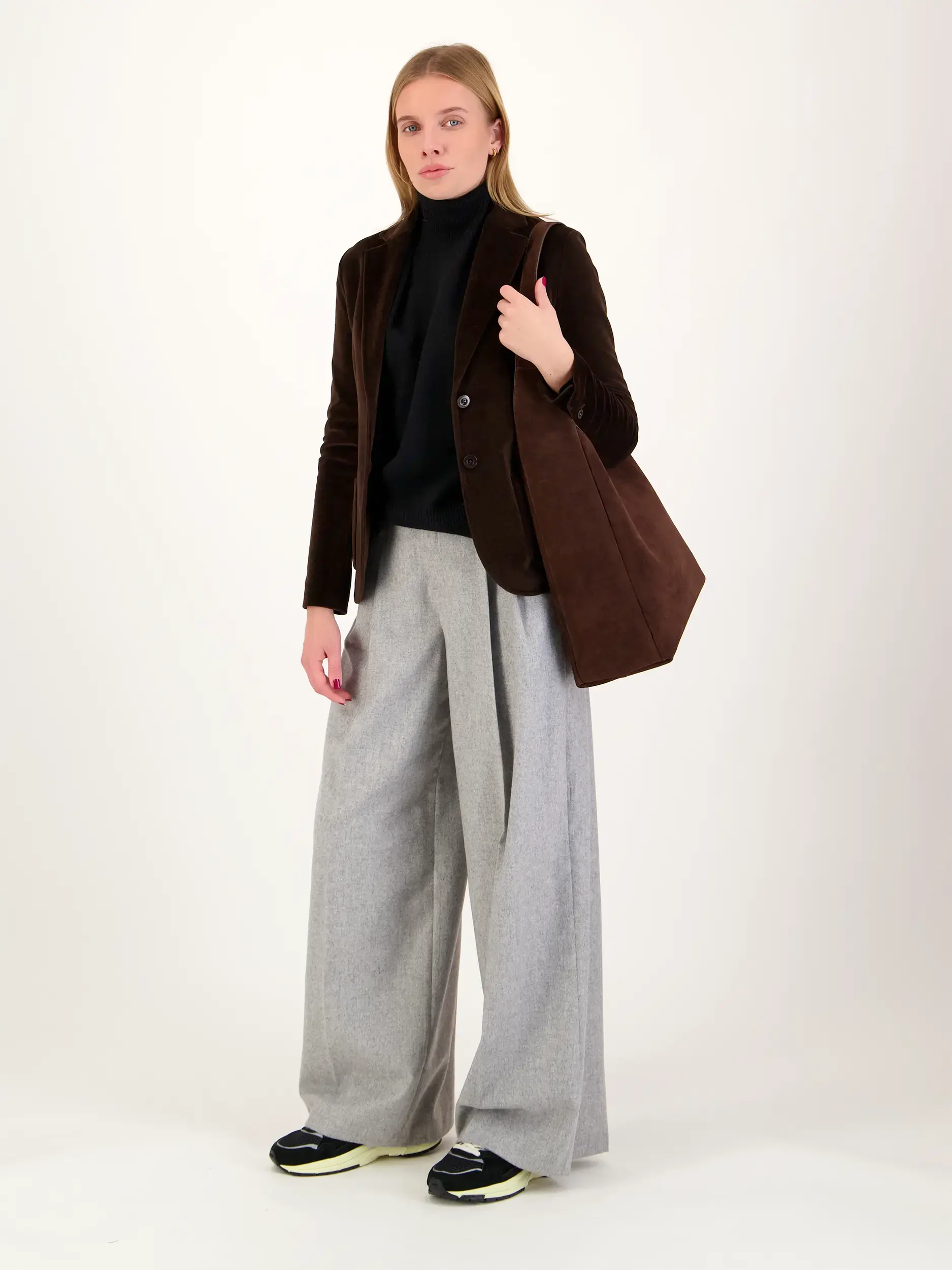 Samtblazer - Artikel Teil eines Outfits getragen von einem Modell - Farbe: Braun