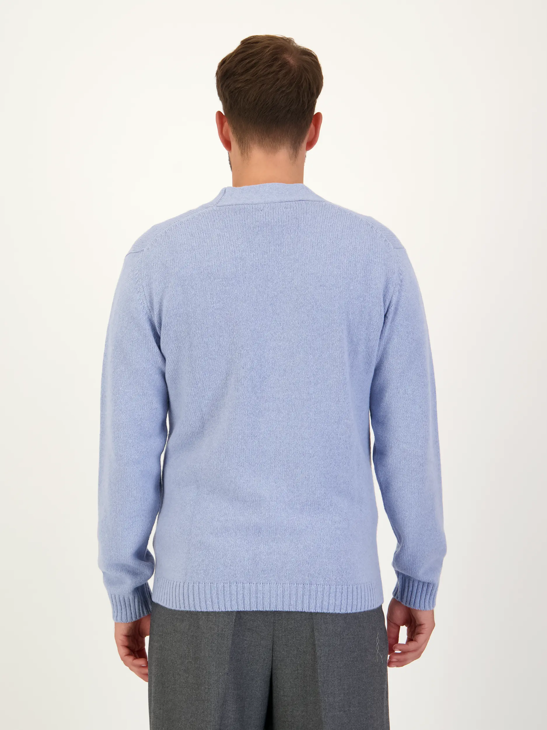 Strickjacke - Artikel Rückseite getragen von einem Modell - Farbe: Blau