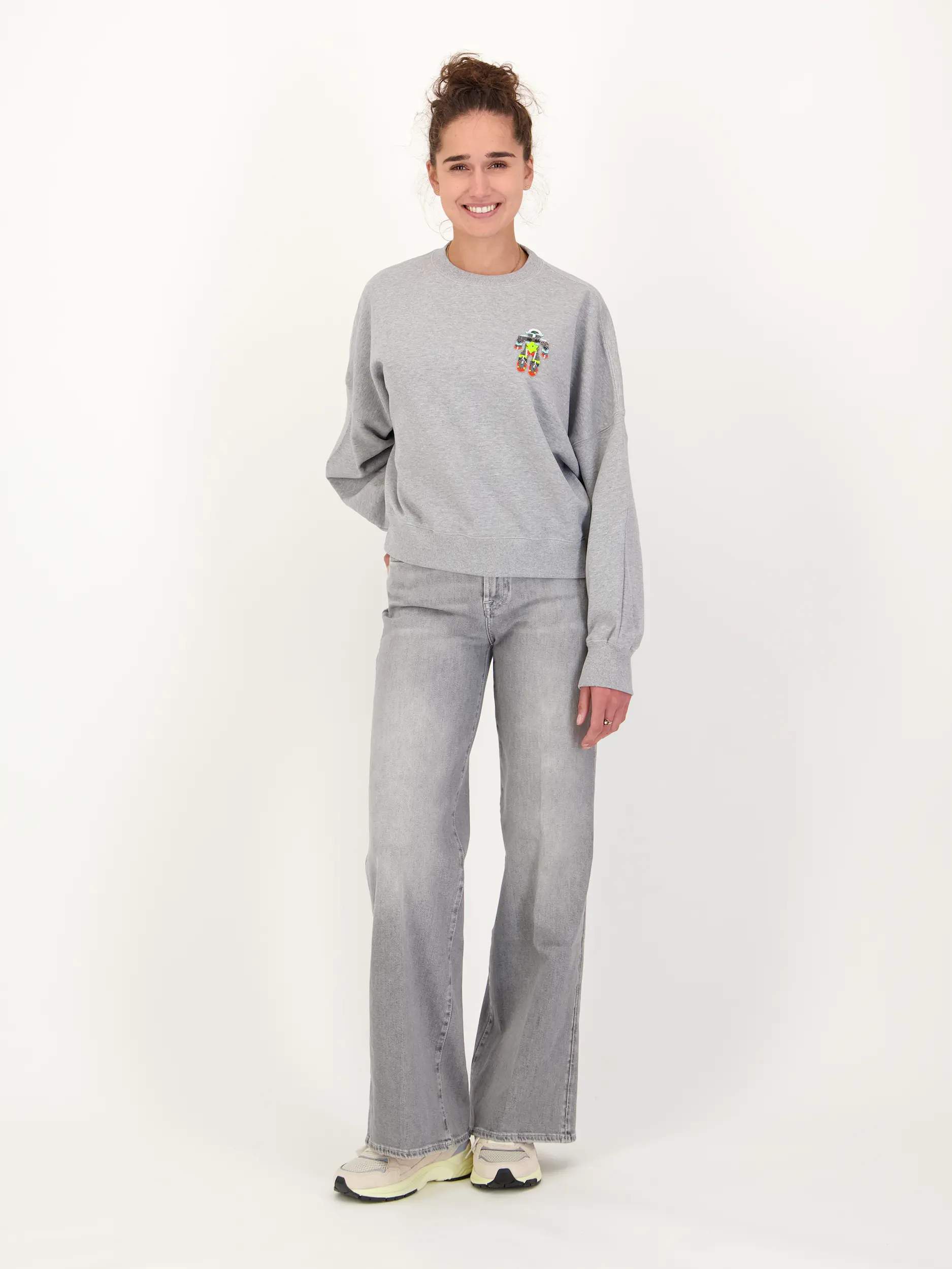 Sweatshirt 'Ibernatus' - Artikel Teil eines Outfits getragen von einem Modell - Farbe: Grau