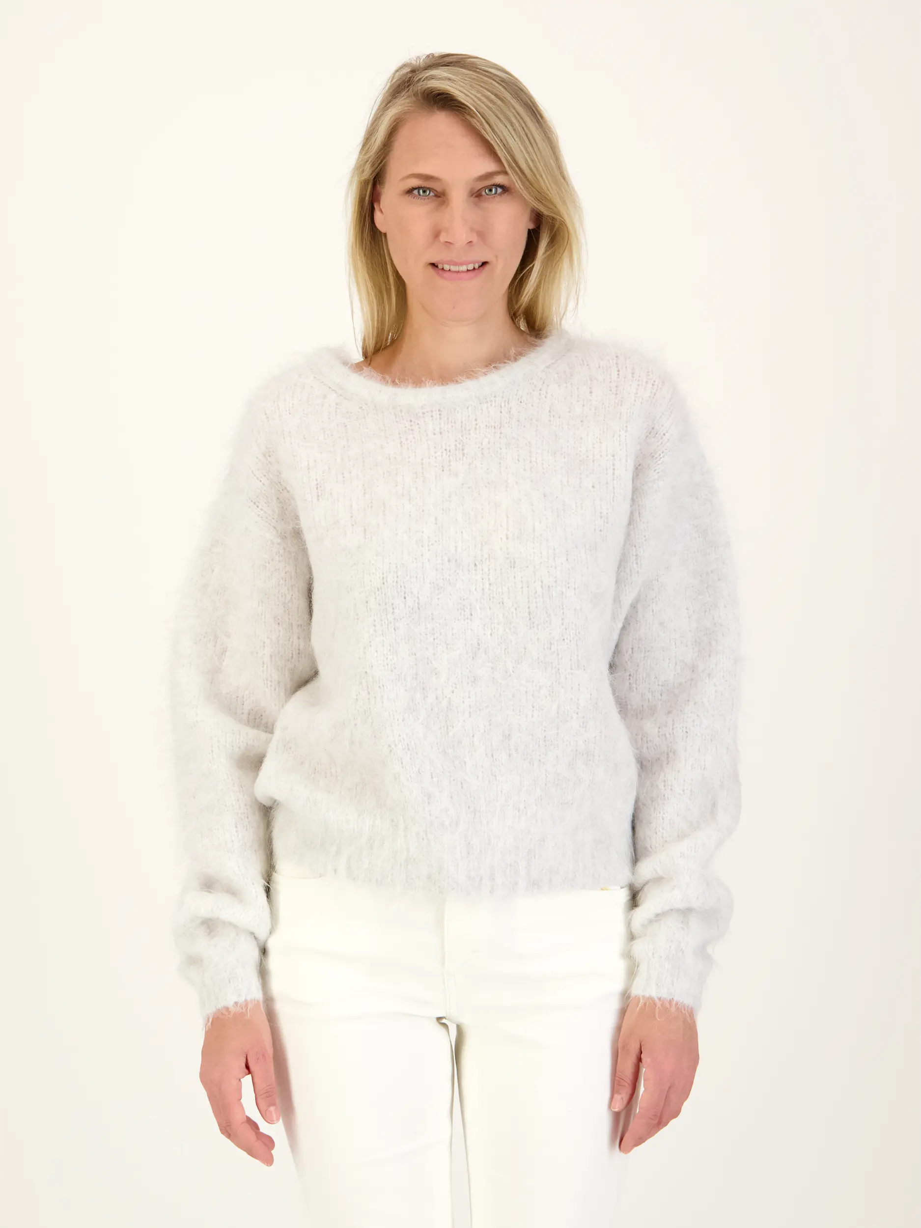 Oversized Pullover aus Alpaka-Mix langarm - Artikel Vorderseite getragen von einem Modell - Farbe: Grau