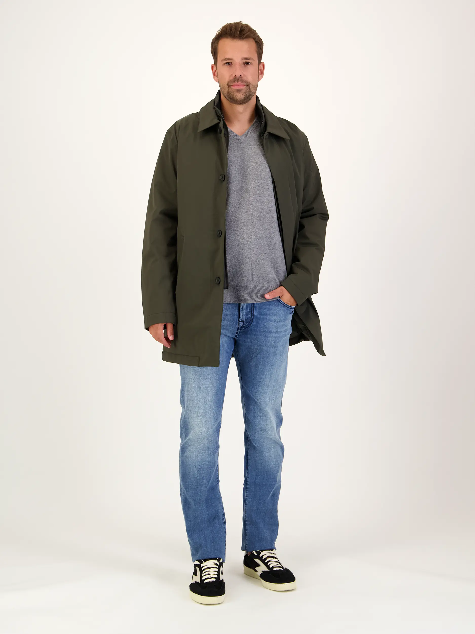 Pullover aus Kaschmir langarm - Artikel Teil eines Outfits getragen von einem Modell - Farbe: Grau