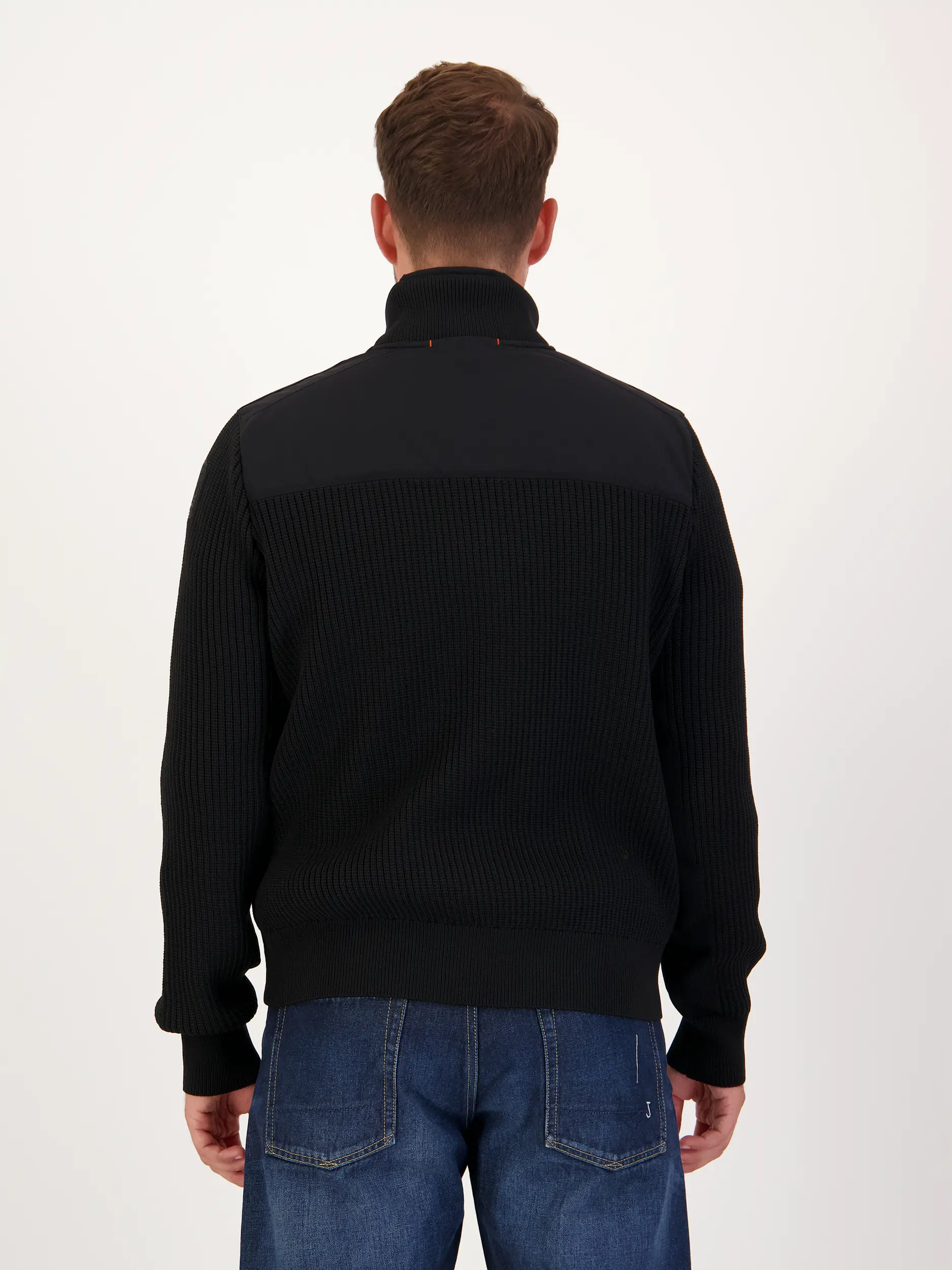 Strickjacke 'Zorba' aus Materialmix - Artikel Rückseite getragen von einem Modell - Farbe: Schwarz