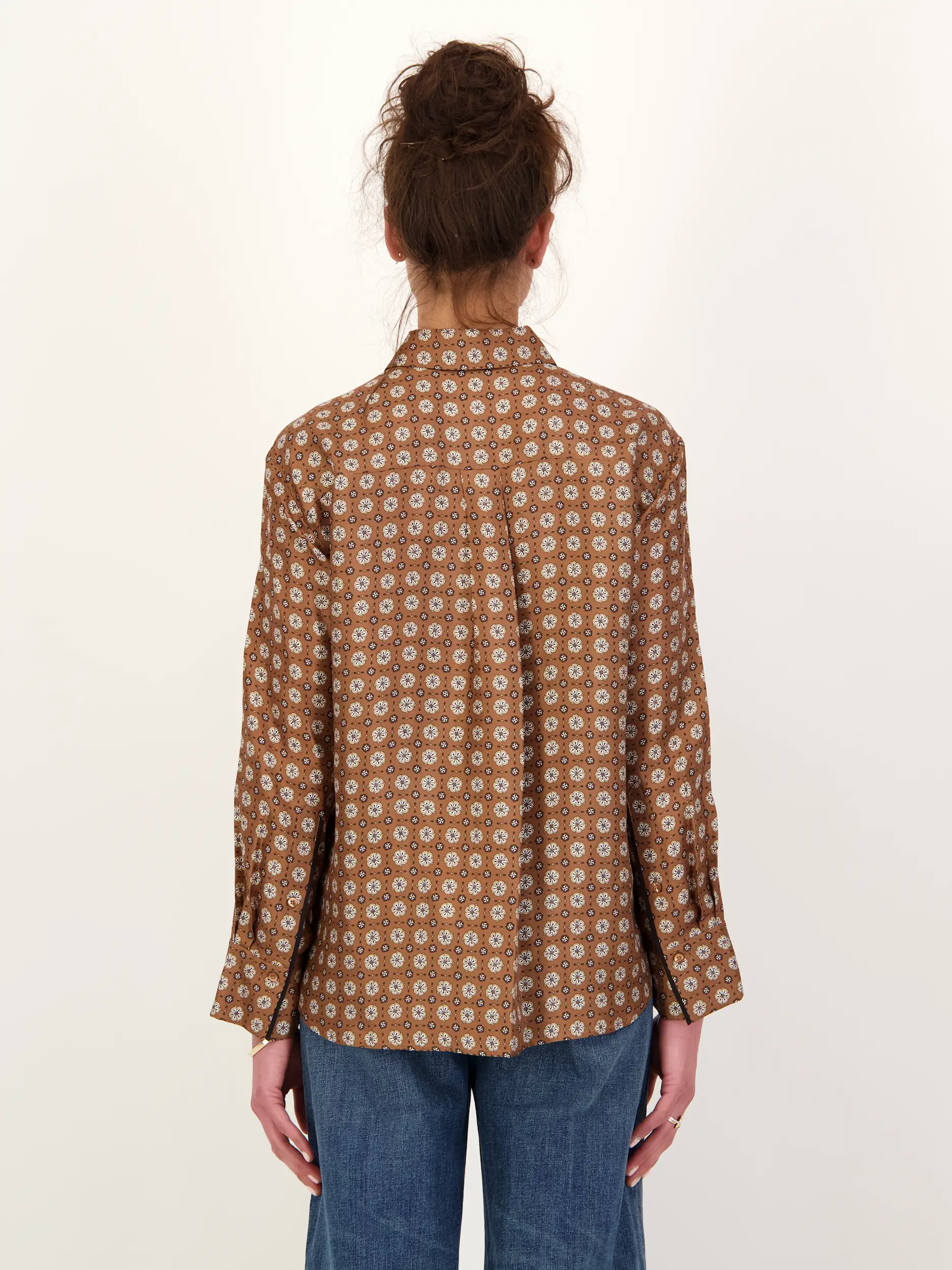 Seidenbluse mit Muster - Artikel Rückseite getragen von einem Modell - Farbe: Braun