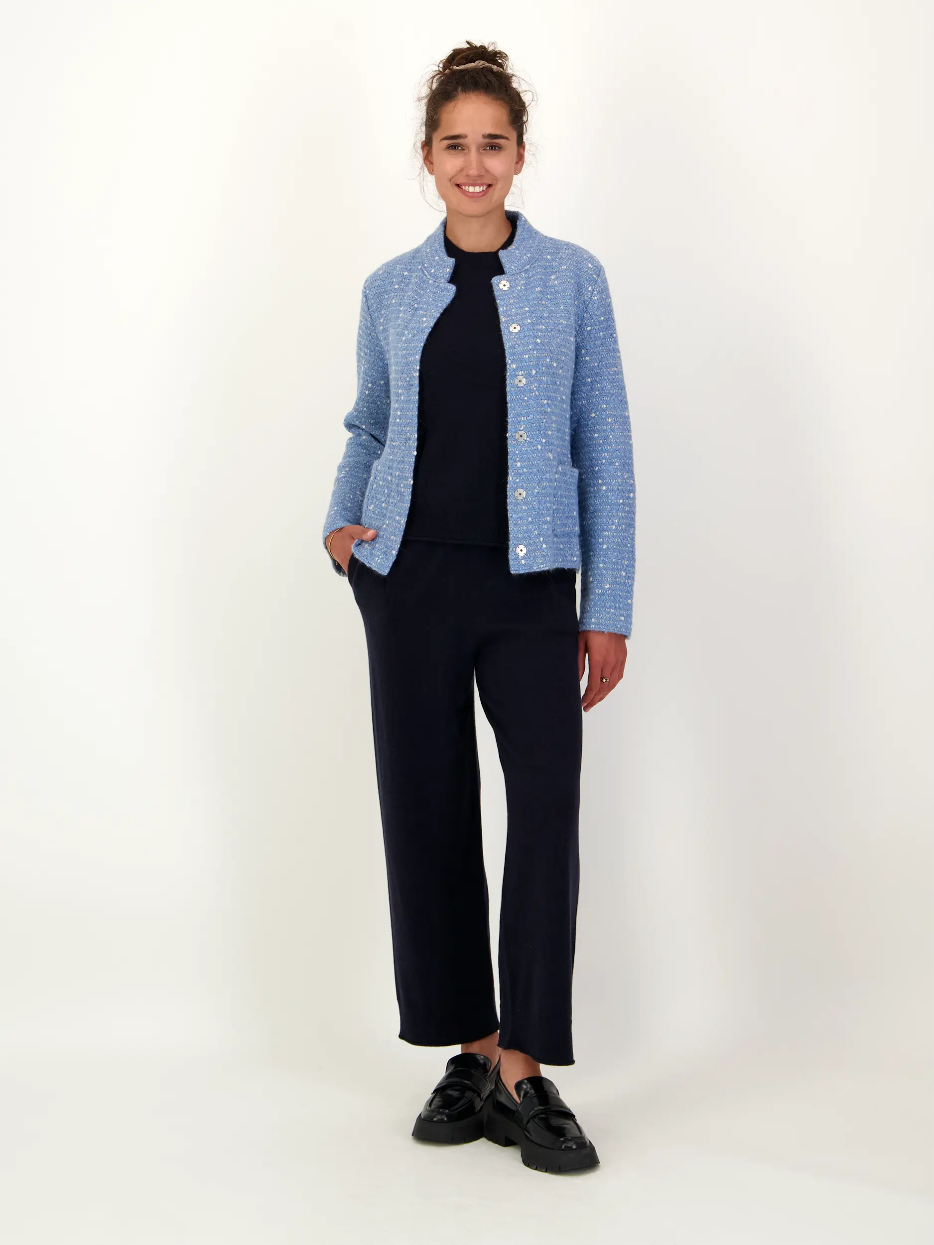 Jacke aus Woll-Mix - Artikel Teil eines Outfits getragen von einem Modell - Farbe: Blau
