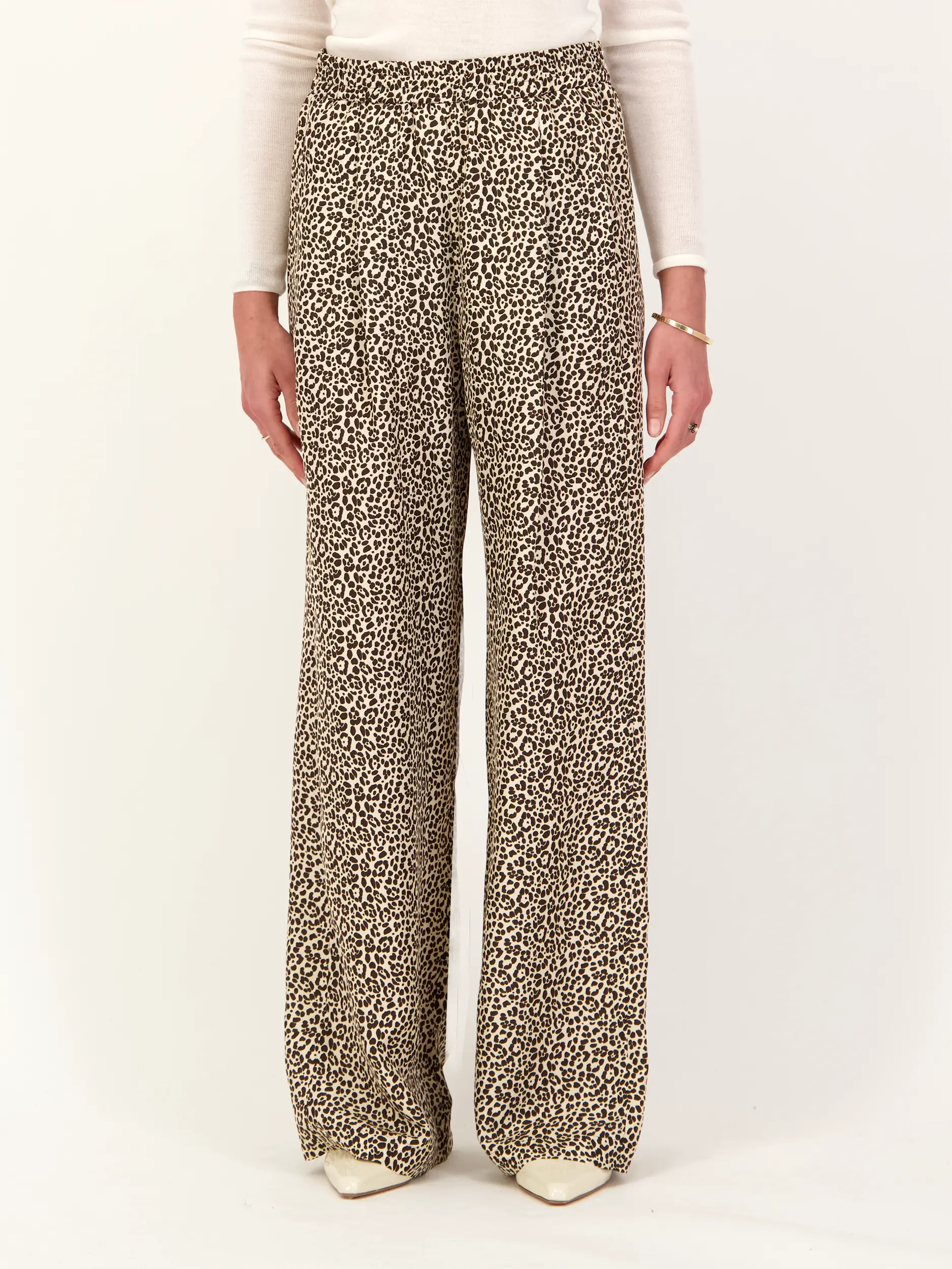 Seidenhose mit Leo-Print - Artikel Vorderseite getragen von einem Modell - Farbe: Braun