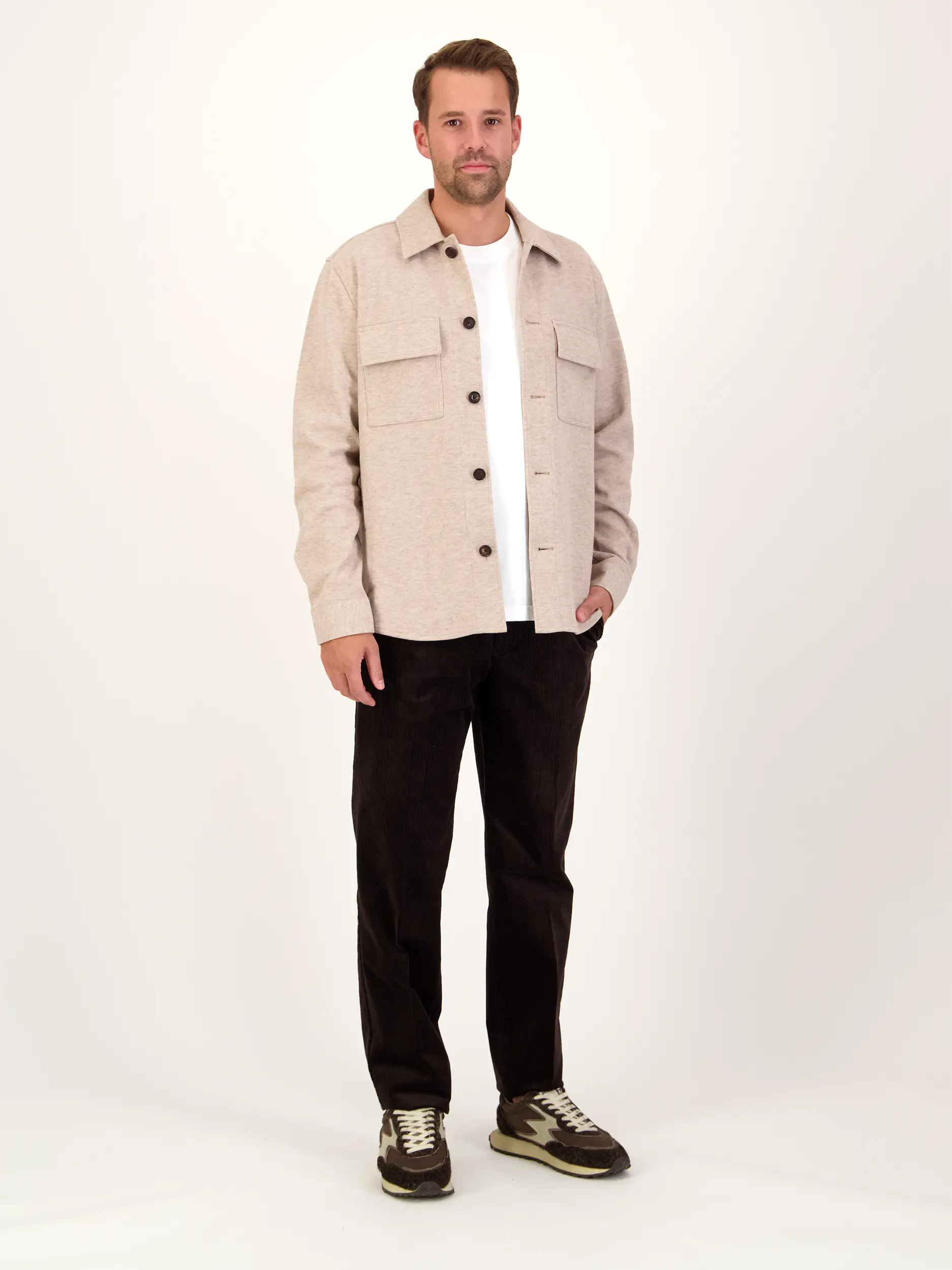 Overshirt aus Woll-Mix - Artikel Teil eines Outfits getragen von einem Modell - Farbe: Braun