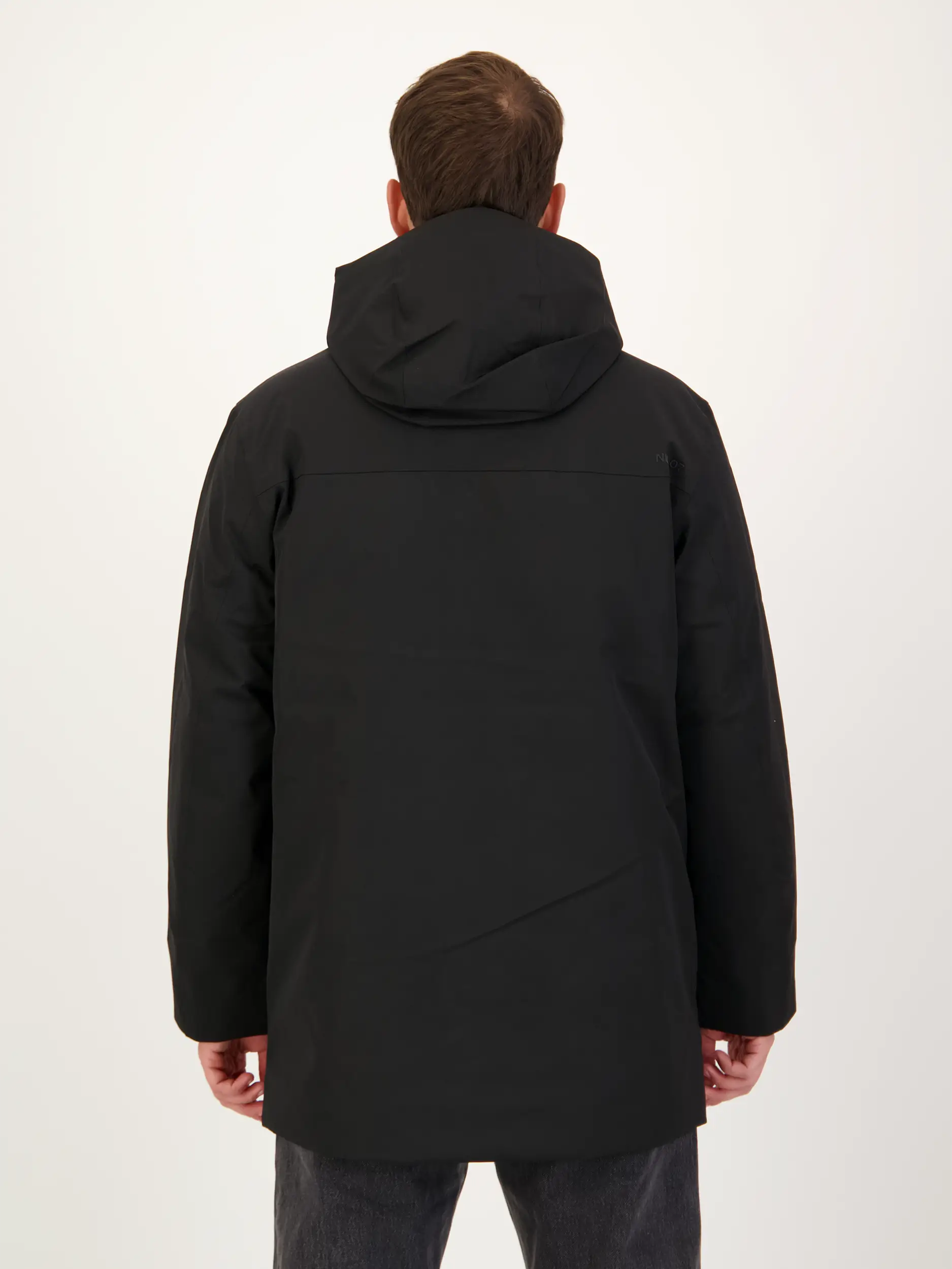 Wasserdichte Jacke 'Blakehood' - Artikel Rückseite getragen von einem Modell - Farbe: Schwarz