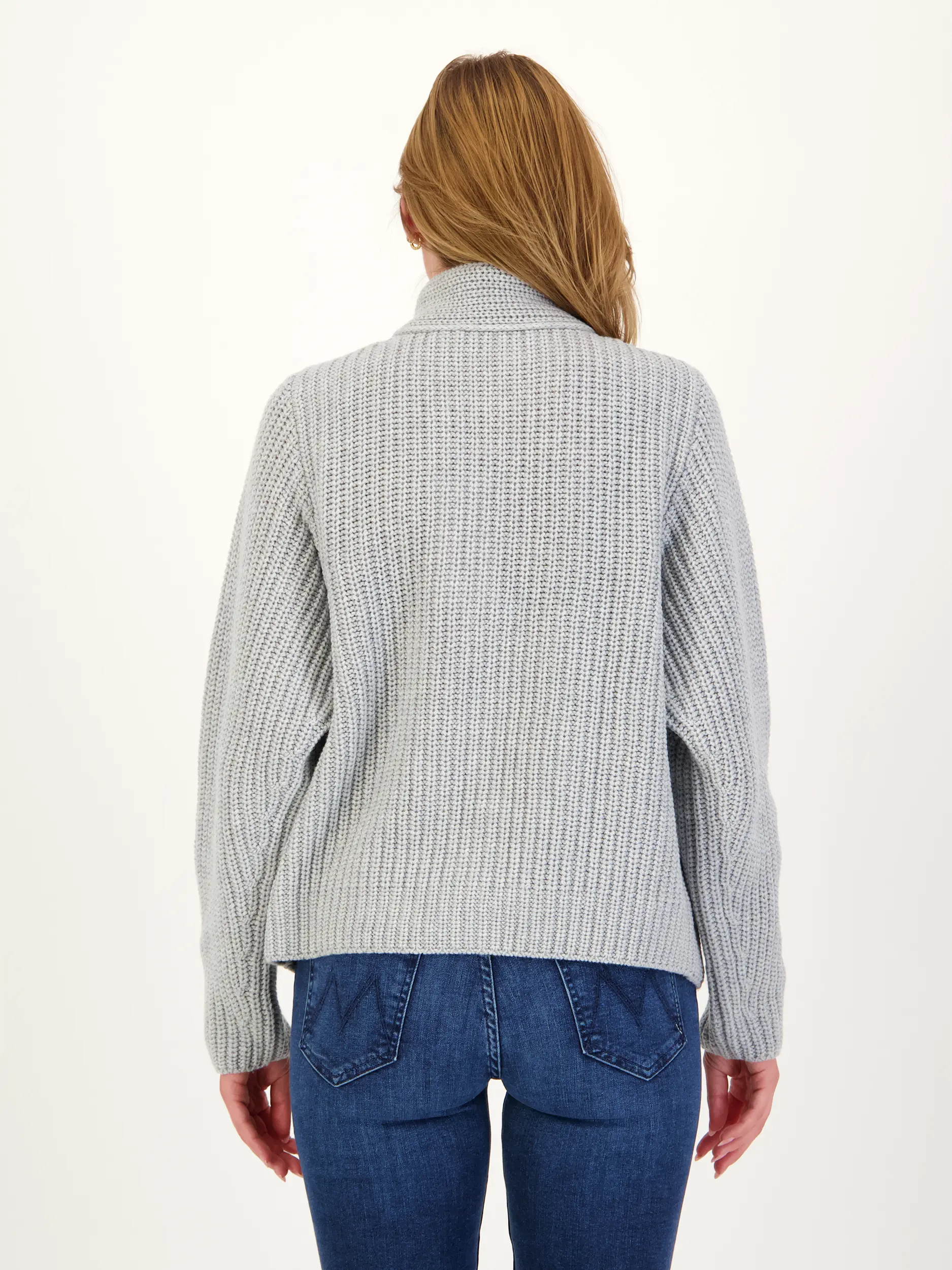Strickjacke 'Amarilla' aus Kaschmir - Artikel Rückseite getragen von einem Modell - Farbe: Grau