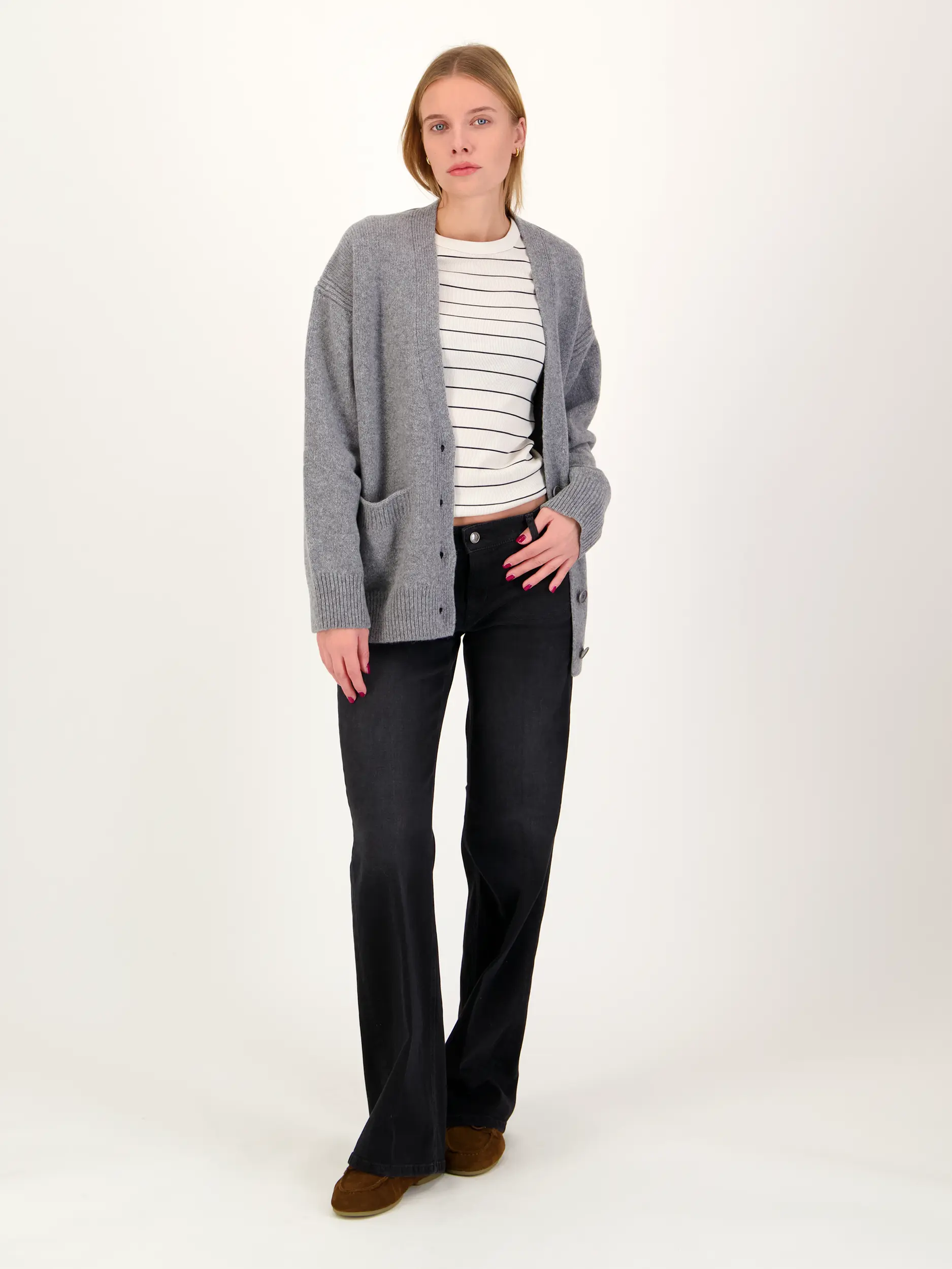 Gestreiftes Langarmshirt 'Nurit' langarm - Artikel Teil eines Outfits getragen von einem Modell - Farbe: Weiß
