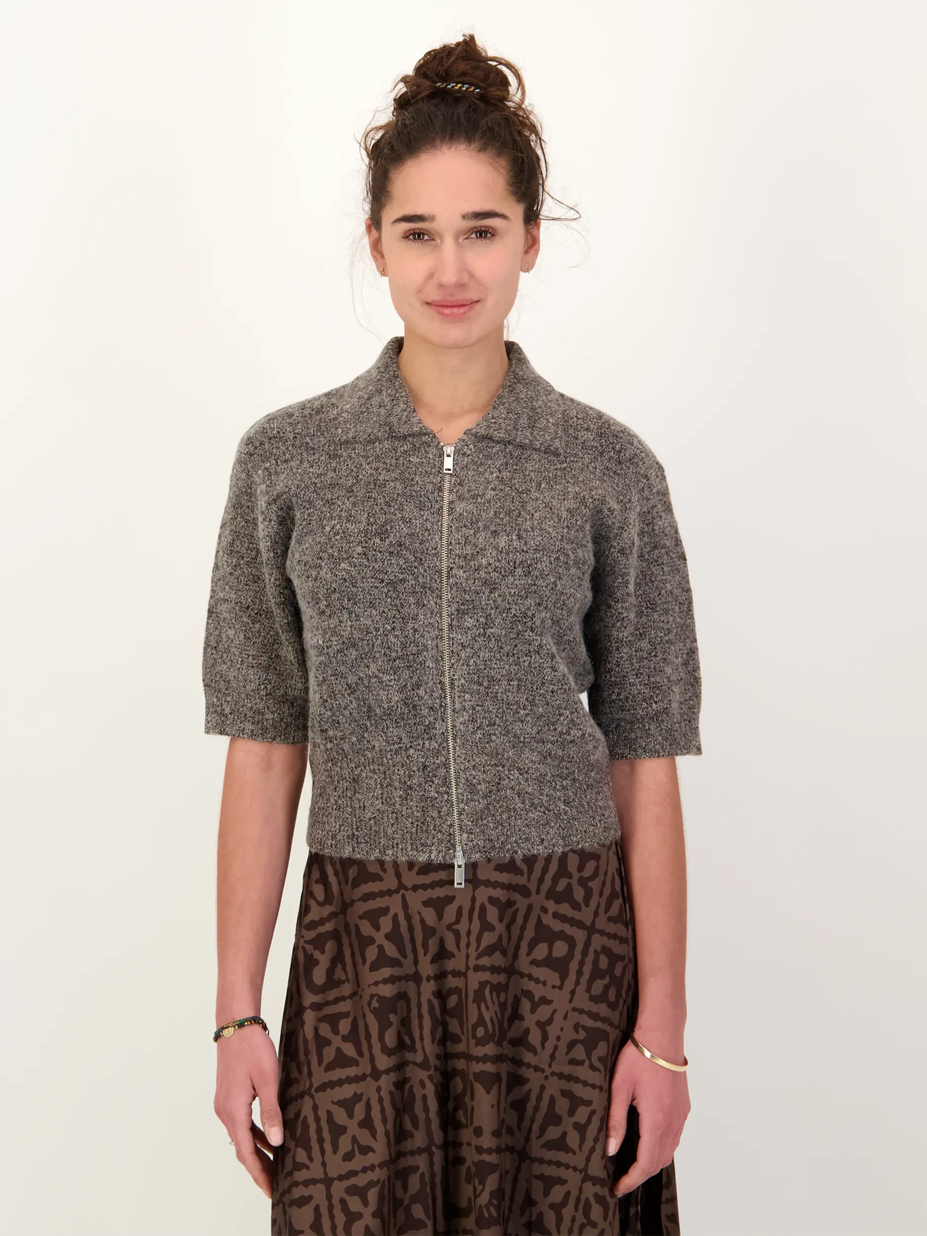 Strickjacke 'Sakelsie'  - Artikel Vorderseite getragen von einem Modell - Farbe: Braun