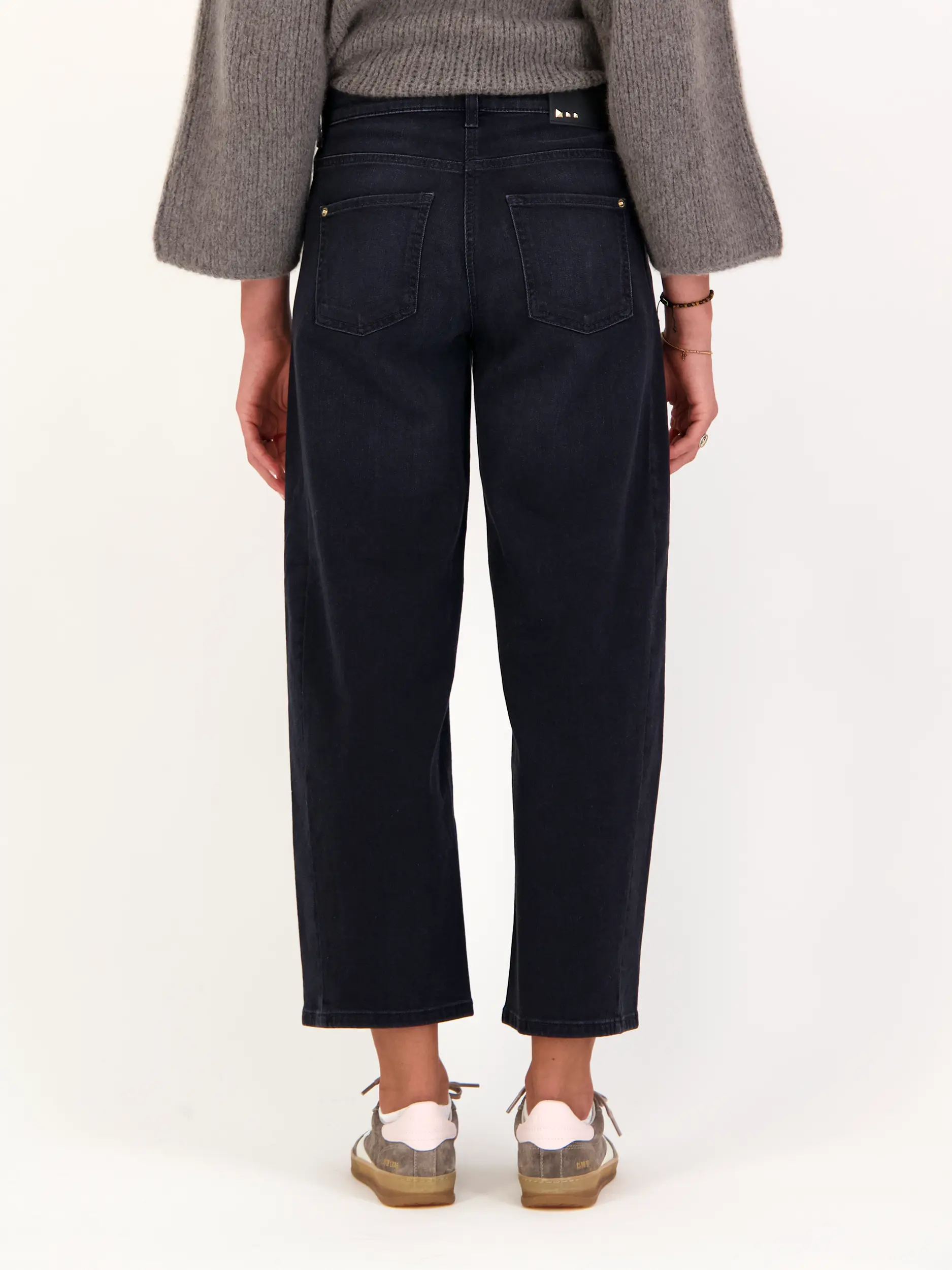 High Rise O-Shape Jeans 'Oria' - Artikel Rückseite getragen von einem Modell - Farbe: Schwarz
