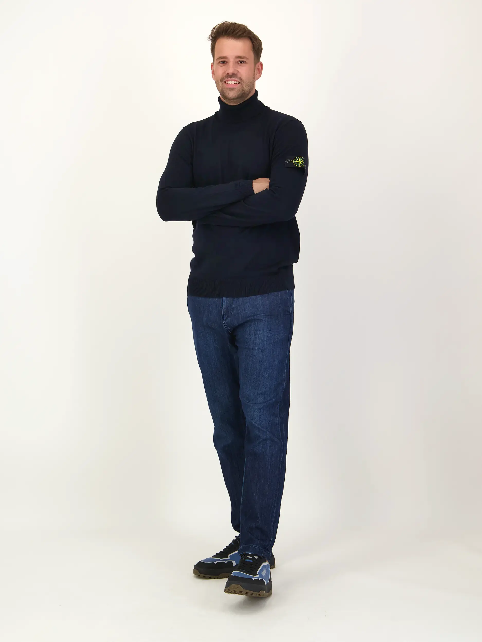 Mid Rise Straight Leg Jeans - Artikel Teil eines Outfits getragen von einem Modell