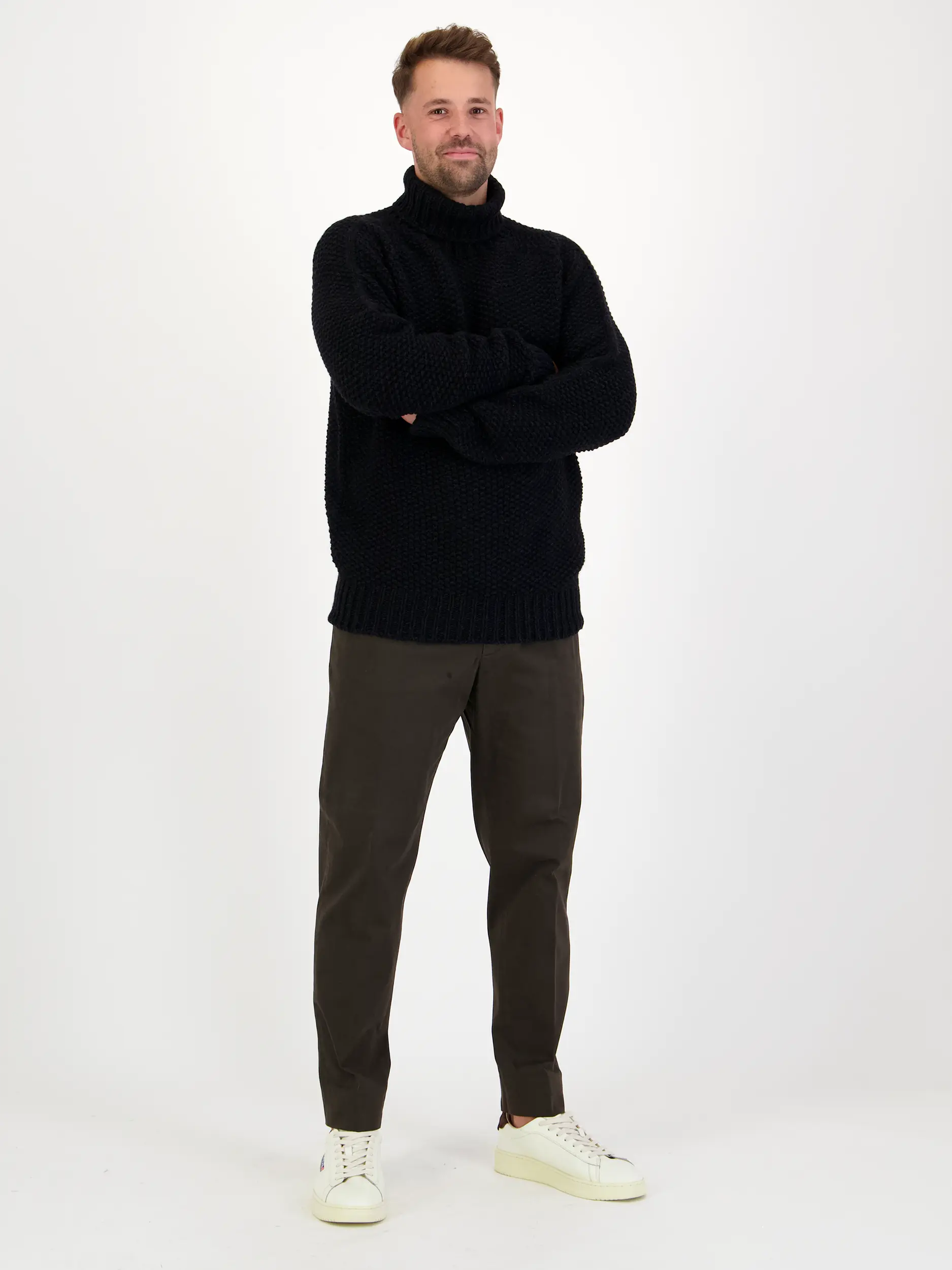 Rollkragenpullover 'Finar' aus Woll-Mix langarm - Artikel Teil eines Outfits getragen von einem Modell - Farbe: Schwarz