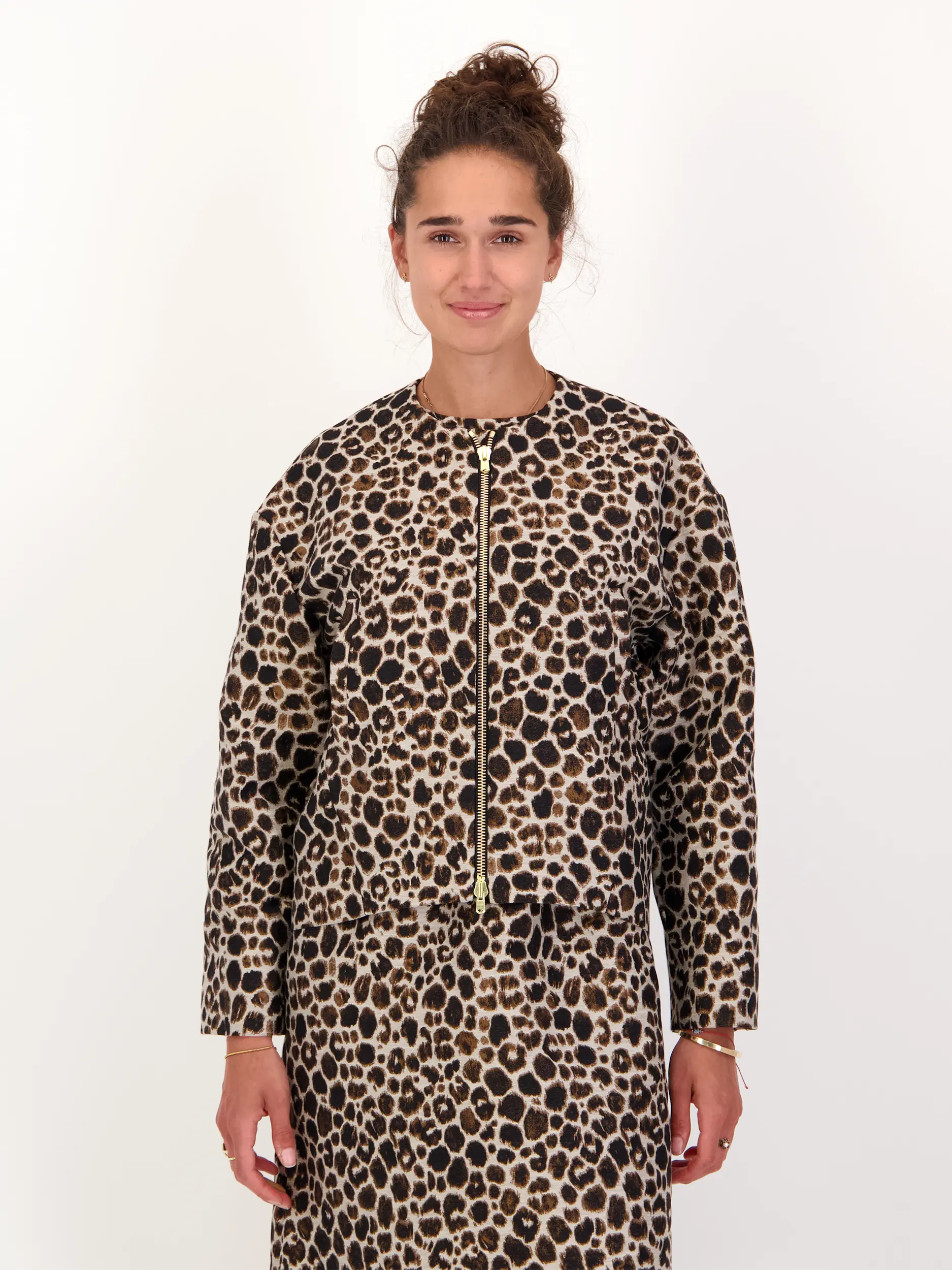 Leopard Jacquard Jacke  - Artikel Vorderseite getragen von einem Modell - Farbe: Braun