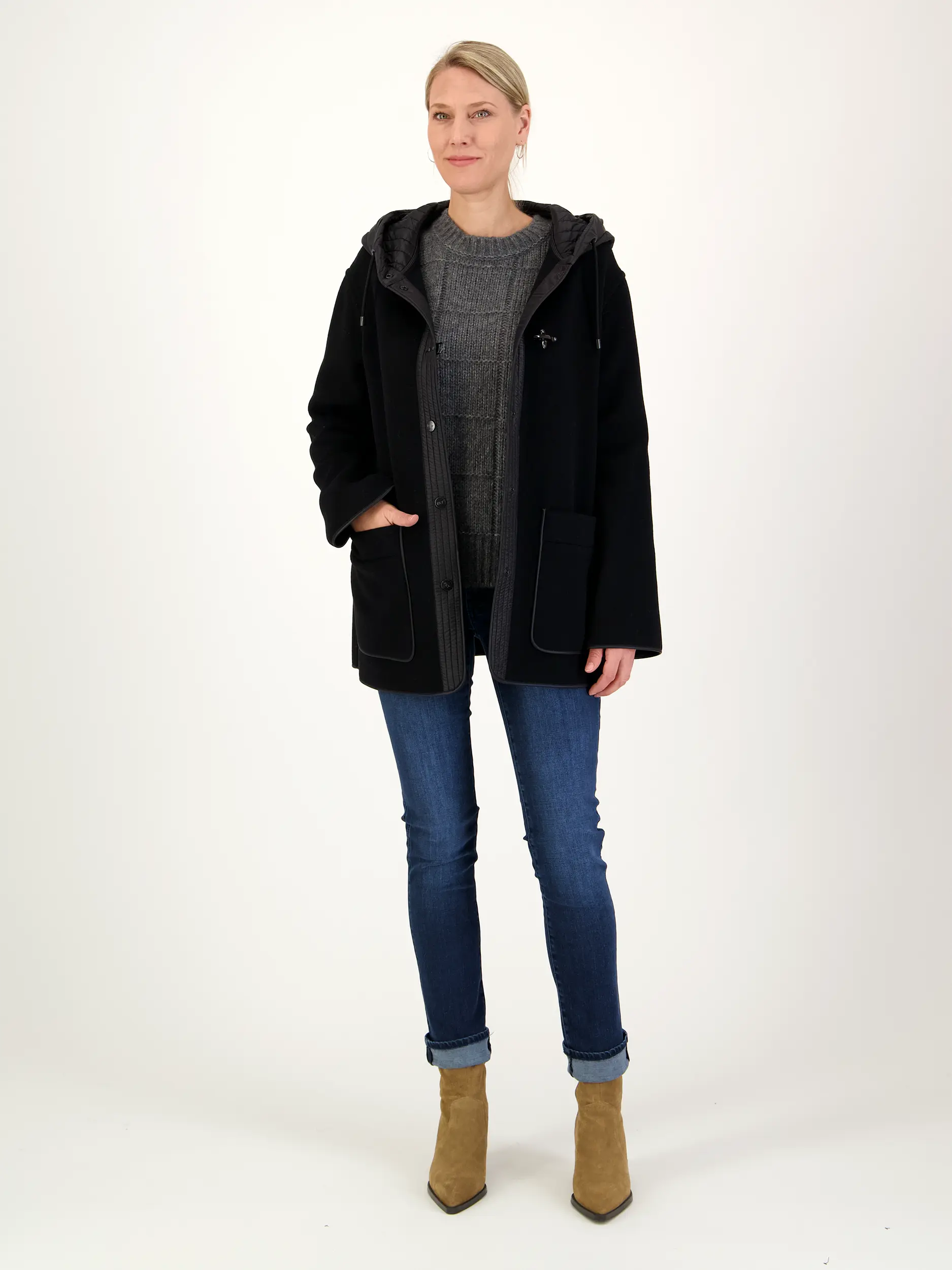 Pullover 'Karita' aus Kaschmir - Artikel Teil eines Outfits getragen von einem Modell - Farbe: Grau