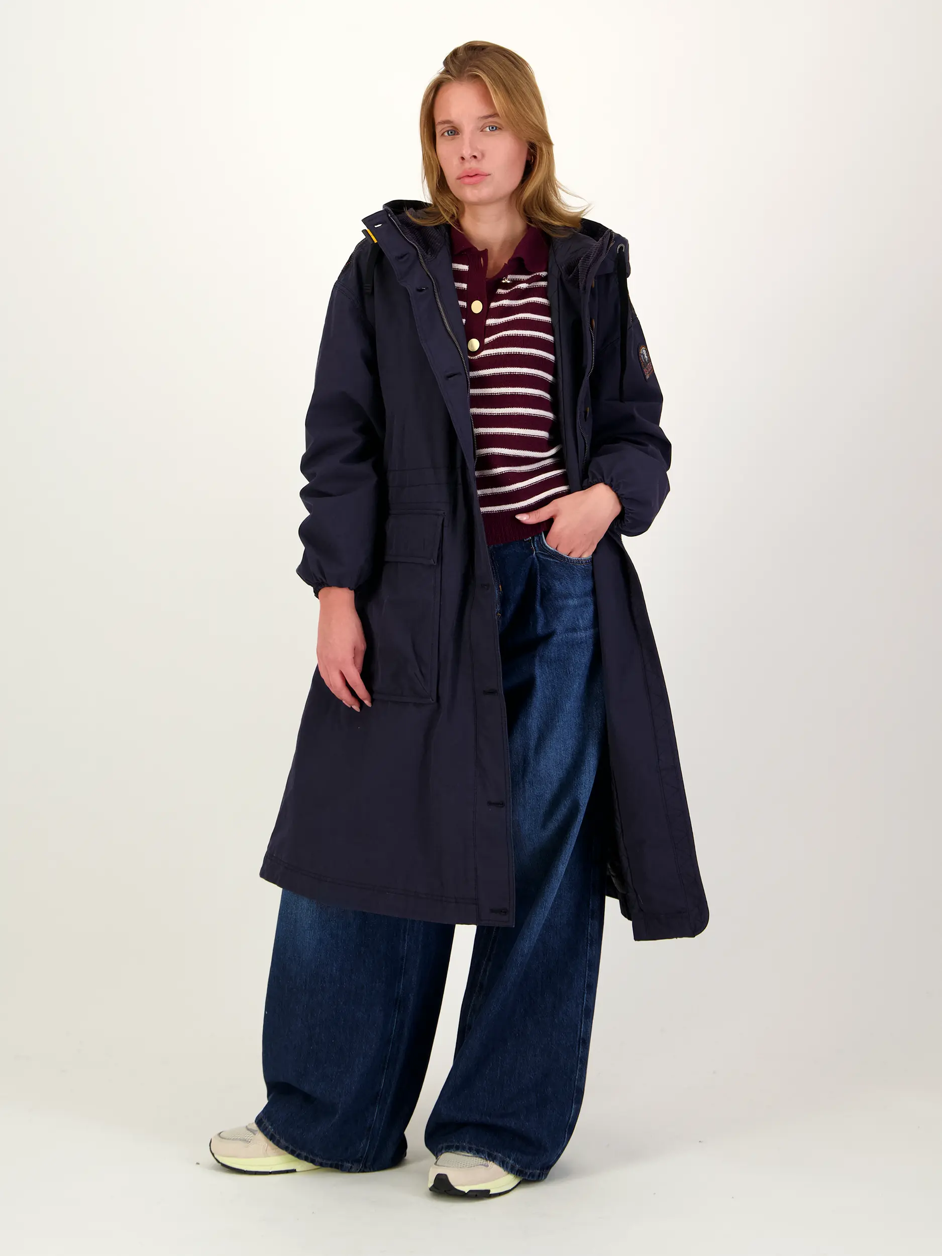 Wasserfester Mantel 'Reina' - Artikel Teil eines Outfits getragen von einem Modell - Farbe: Blau