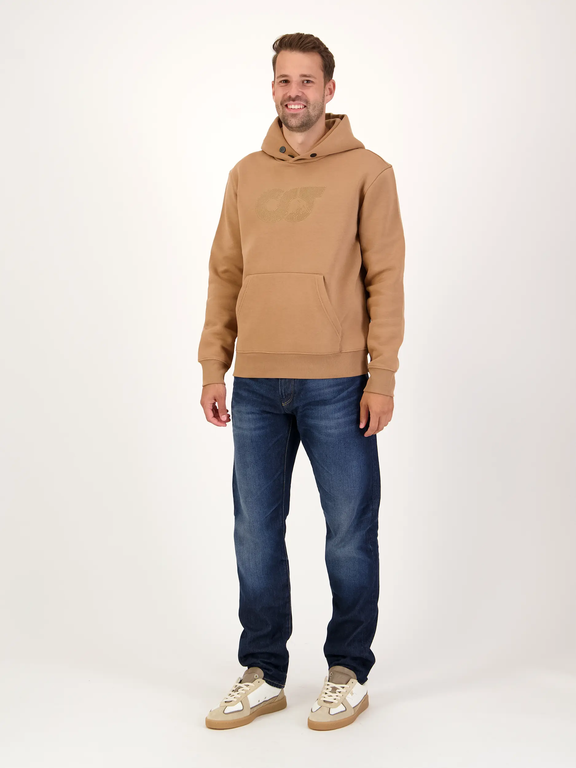 Sweatshirt 'Shero' - Artikel Teil eines Outfits getragen von einem Modell - Farbe: Braun