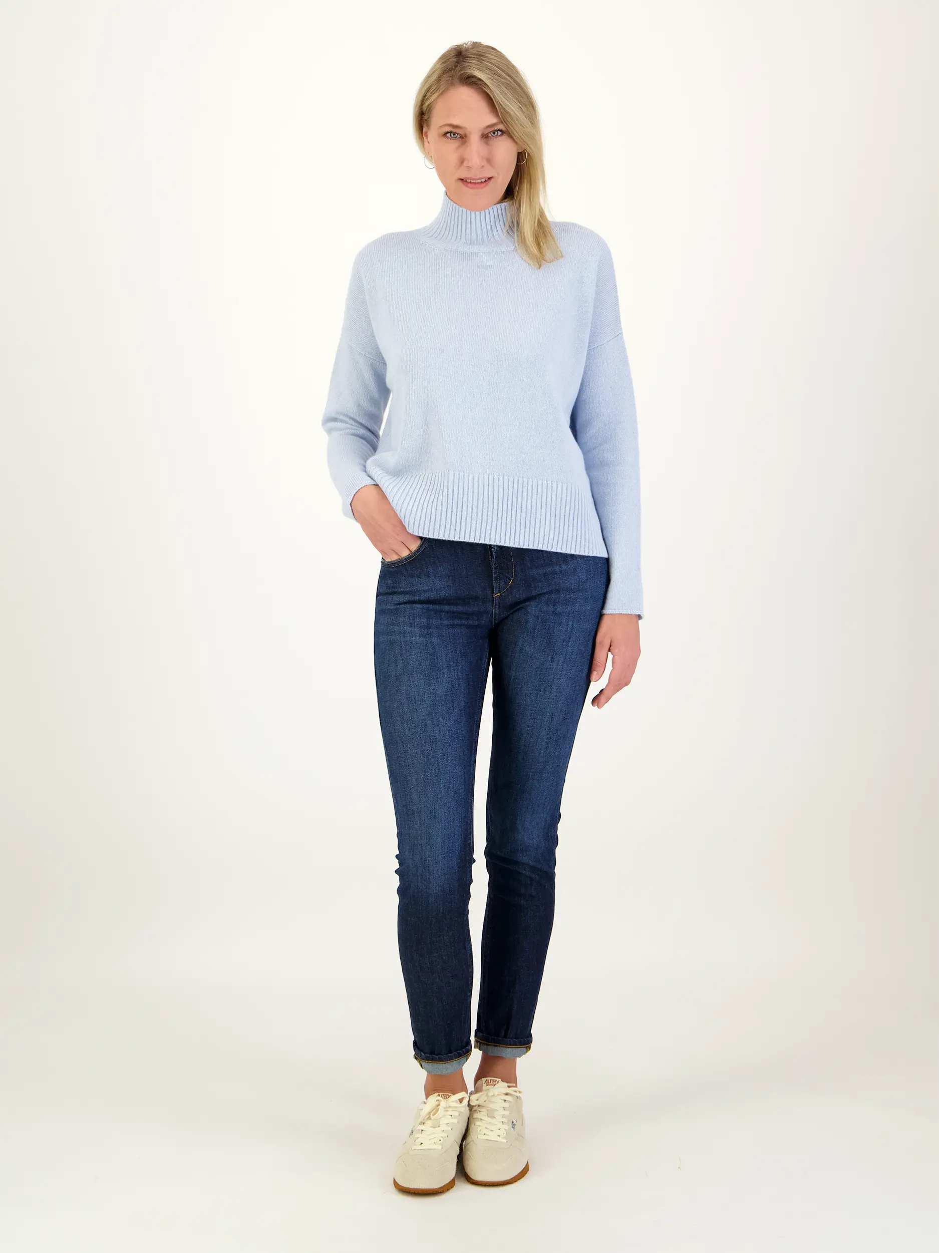 Oversized Pullover aus Woll-Mix langarm - Artikel Teil eines Outfits getragen von einem Modell