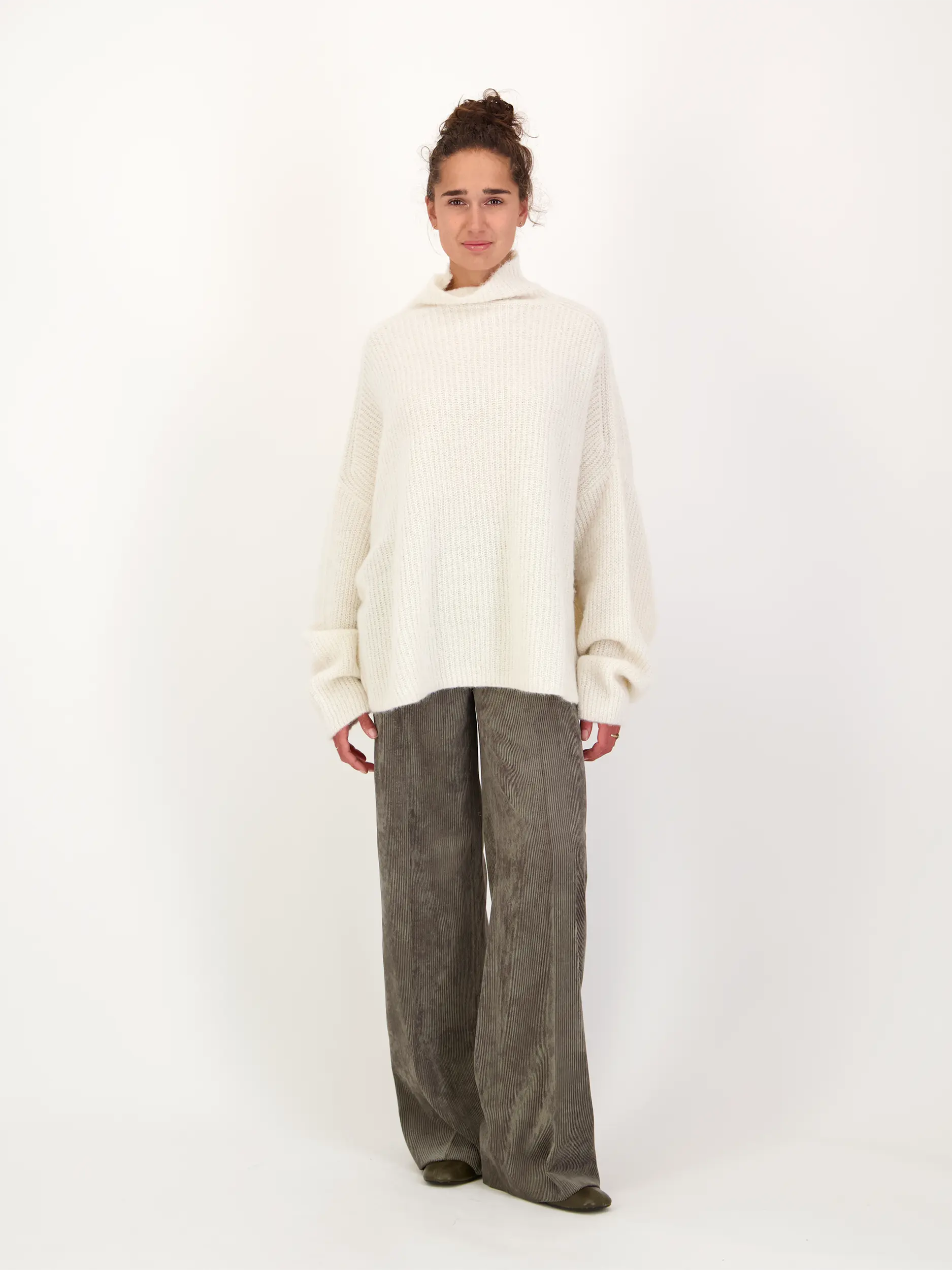 Gerippter Pullover 'Mara' langarm - Artikel Teil eines Outfits getragen von einem Modell - Farbe: Creme