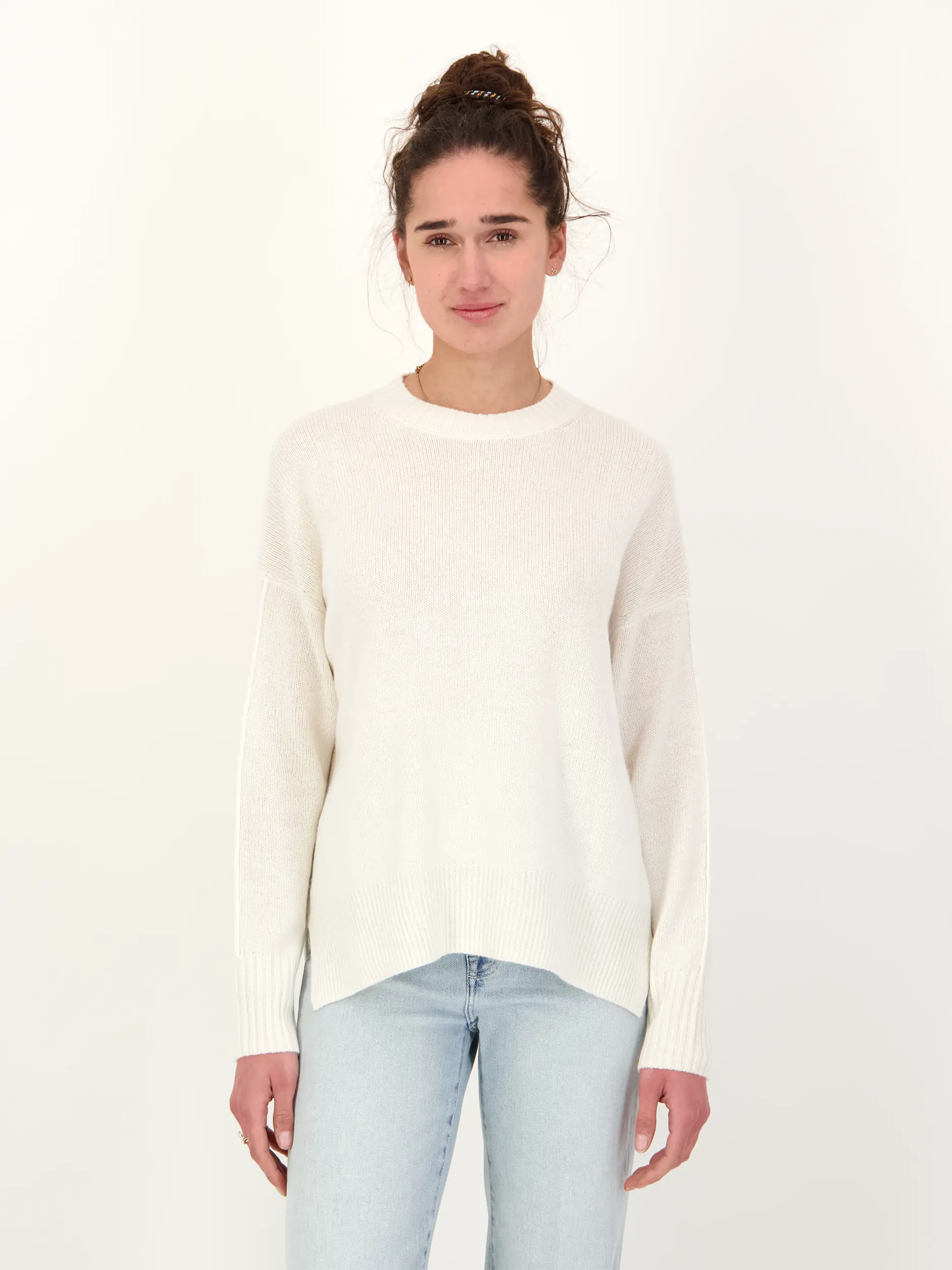 Pullover aus Kaschmir  - Artikel Vorderseite getragen von einem Modell - Farbe: Creme
