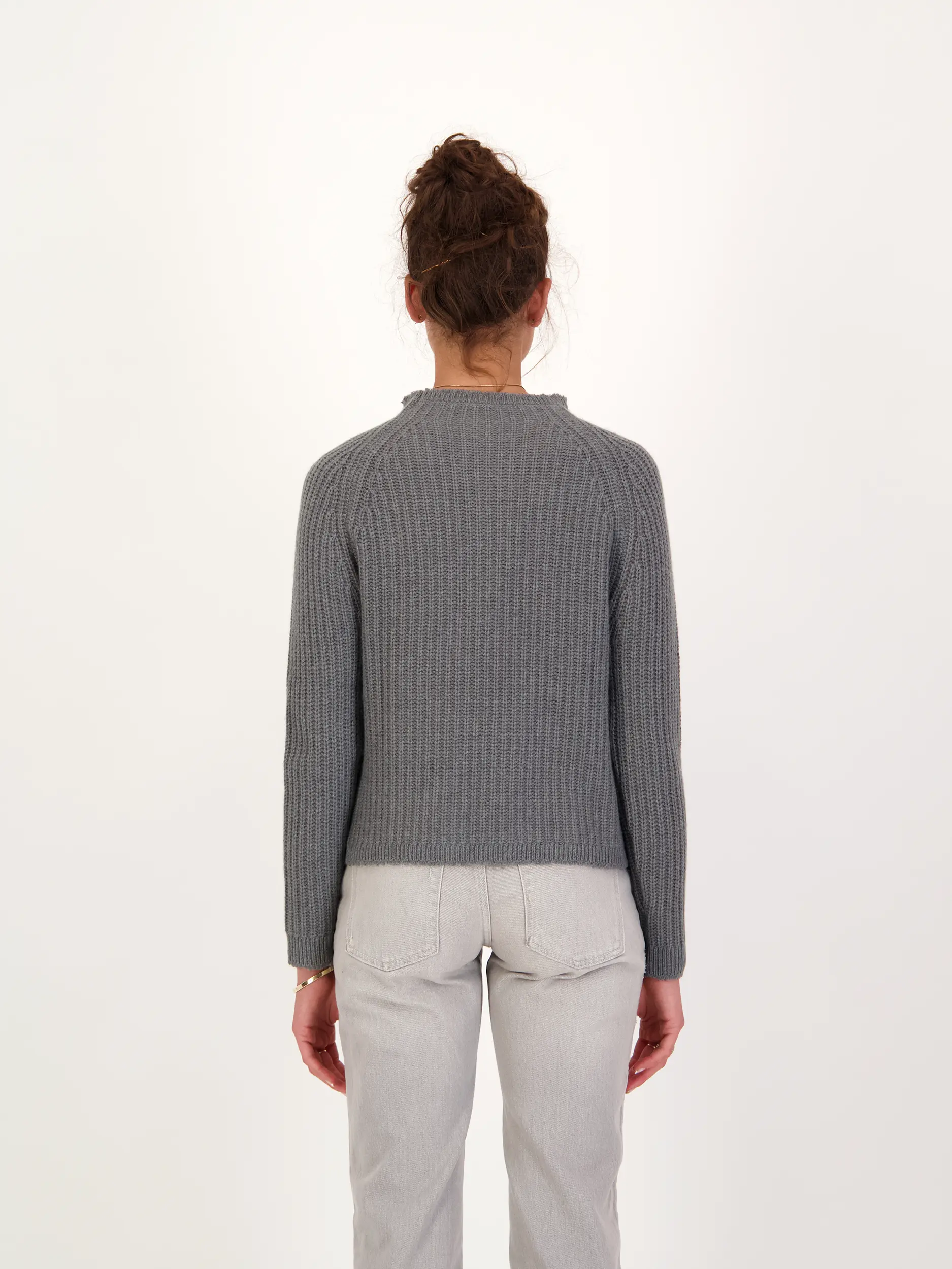Pullover aus Kaschmir langarm - Artikel Rückseite getragen von einem Modell - Farbe: Grün