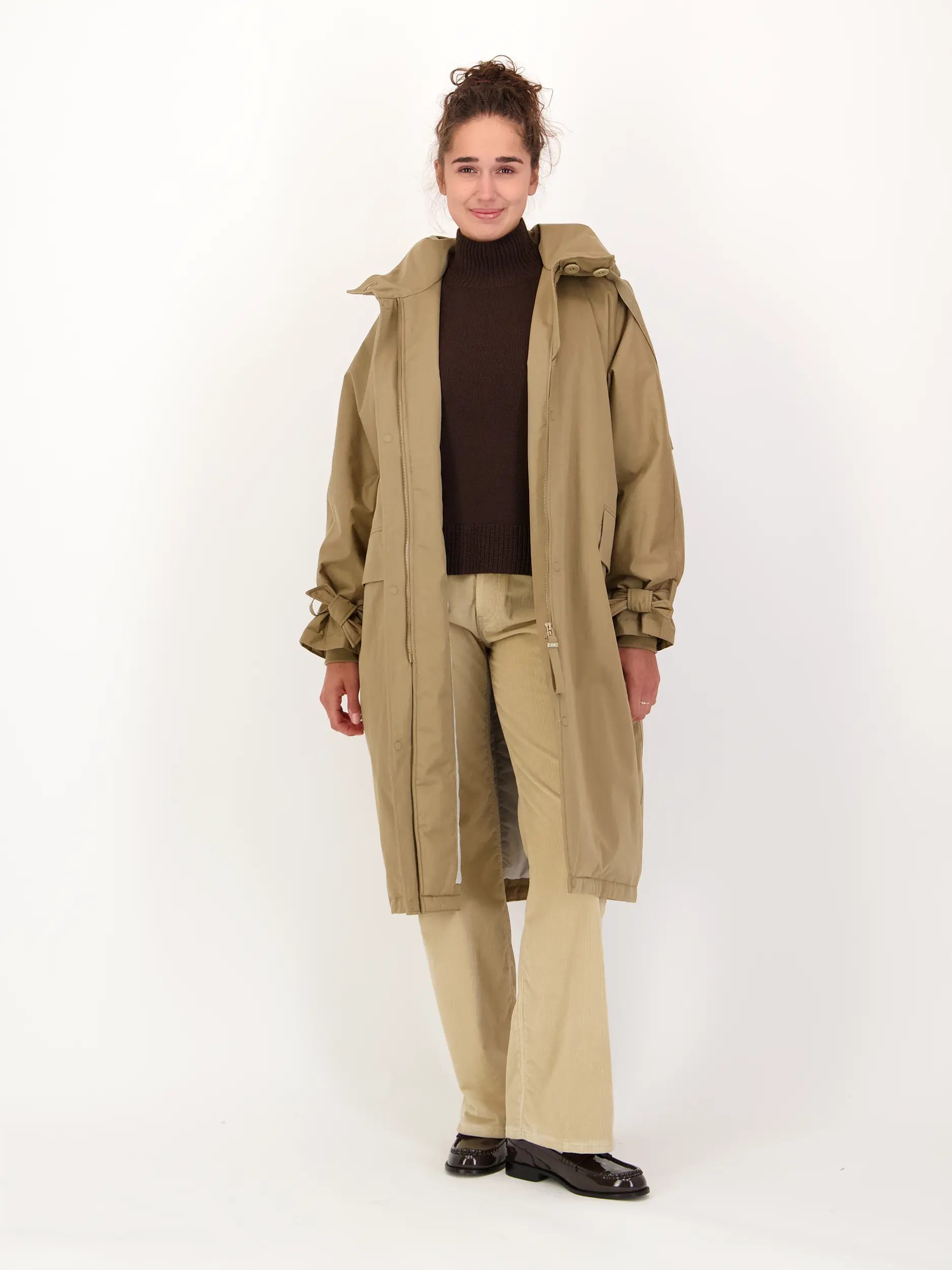 Pullover aus Wolle langarm - Artikel Teil eines Outfits getragen von einem Modell - Farbe: Braun