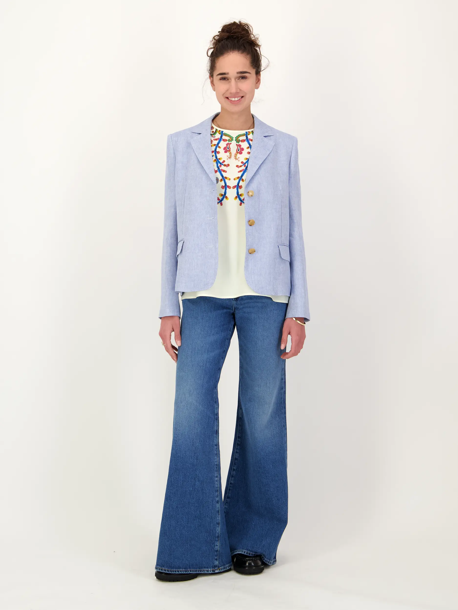 Gemusterte Seidenbluse - Artikel Teil eines Outfits getragen von einem Modell - Farbe: Creme