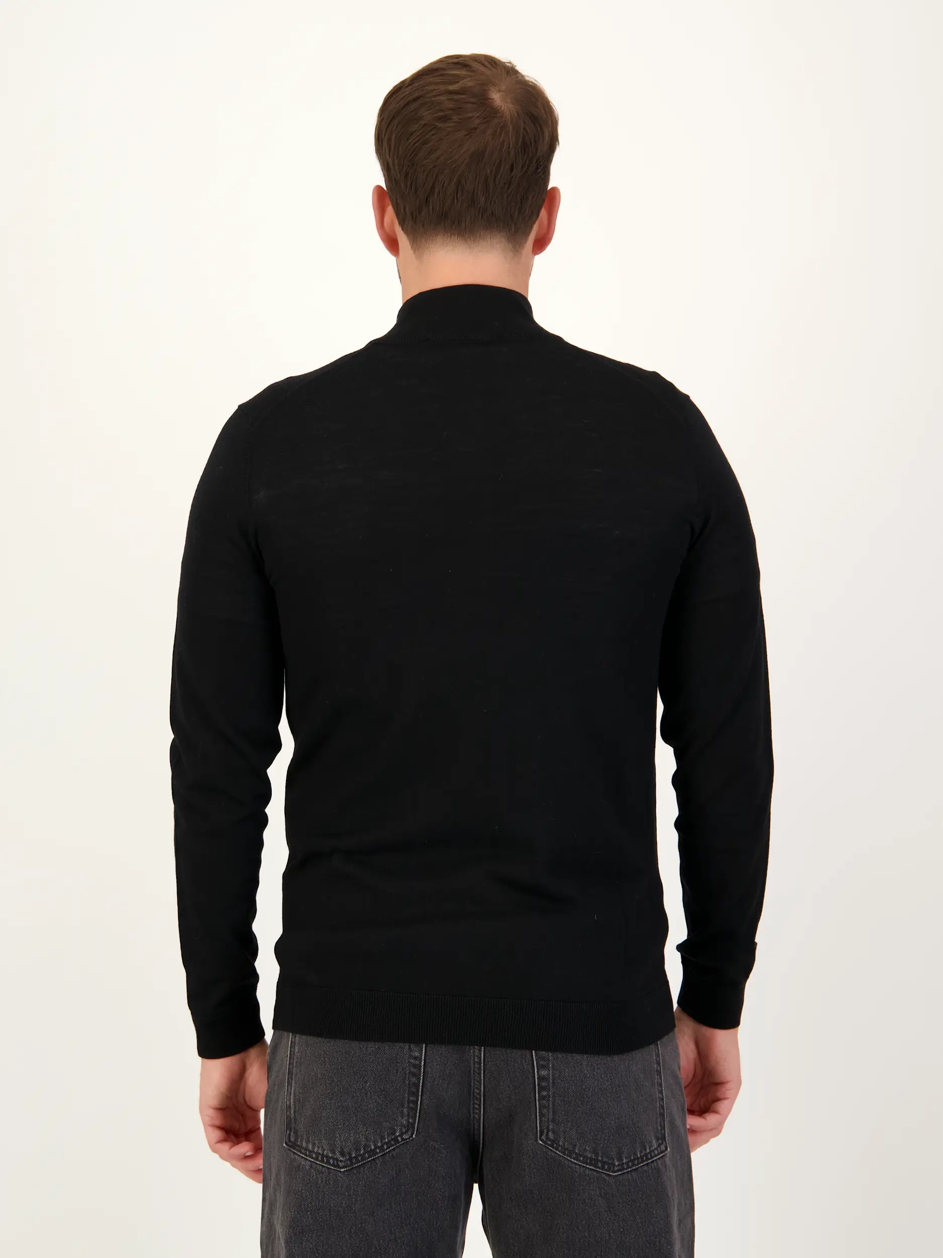 Preußen Münster Strickjacke aus Merinowolle - Artikel Rückseite getragen von einem Modell - Farbe: Schwarz Preußen Münster Strickjacke aus Merinowolle - Artikel Rückseite getragen von einem Modell - Farbe: Schwarz