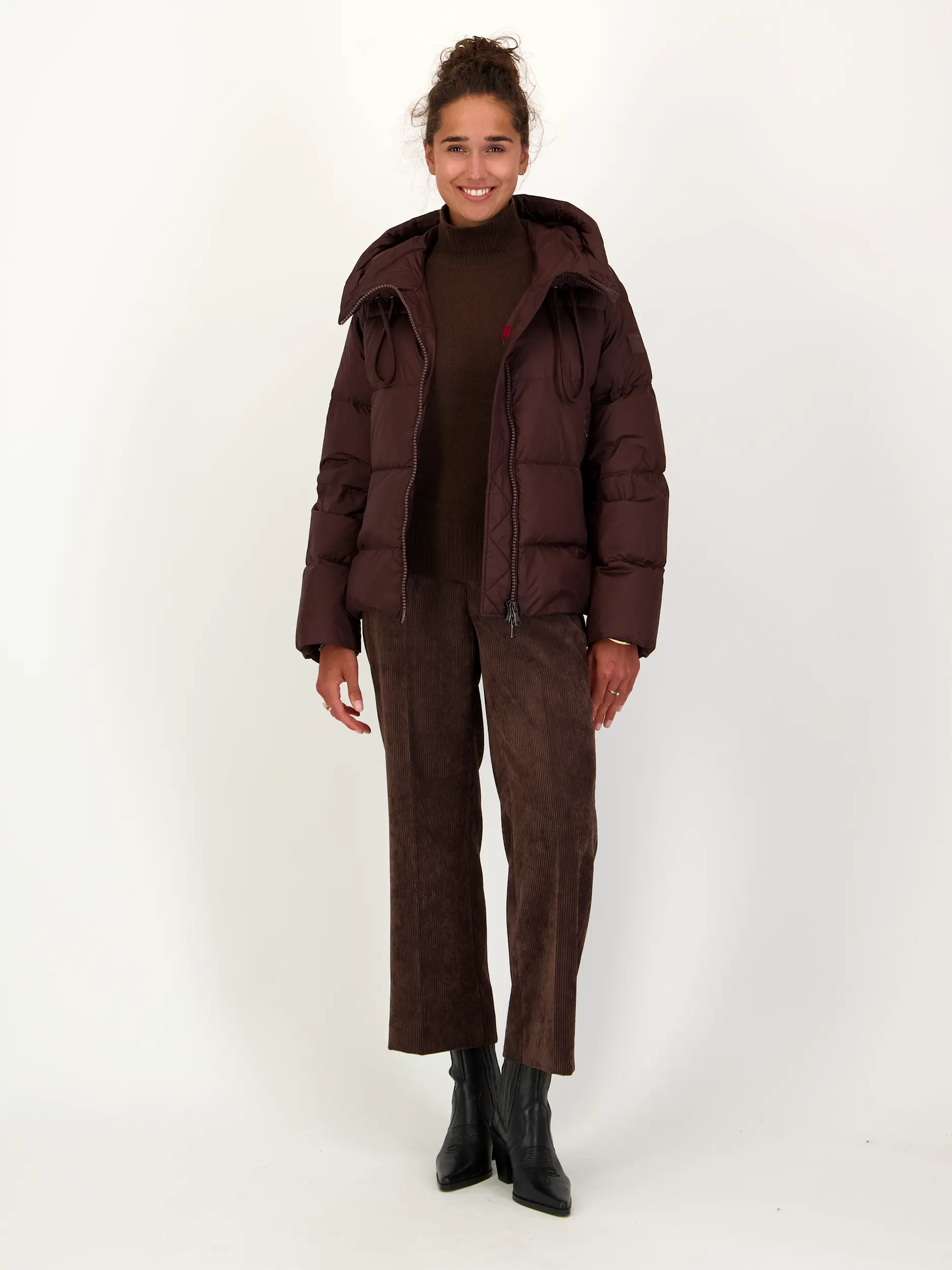 Pullover aus Wolle langarm - Artikel Teil eines Outfits getragen von einem Modell - Farbe: Braun