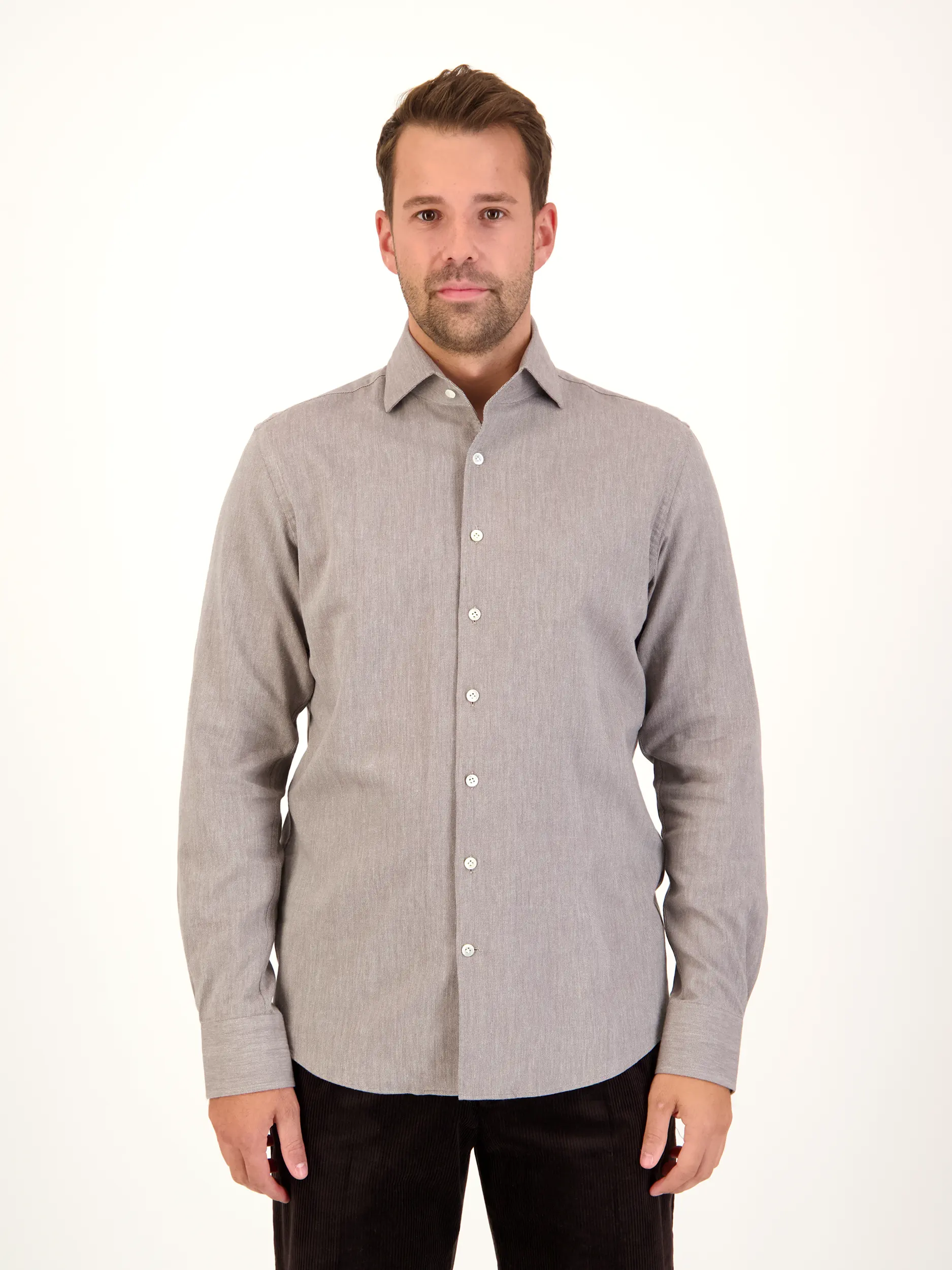 Hemd mit Haifischkragen langarm - Artikel Vorderseite getragen von einem Modell - Farbe: Braun