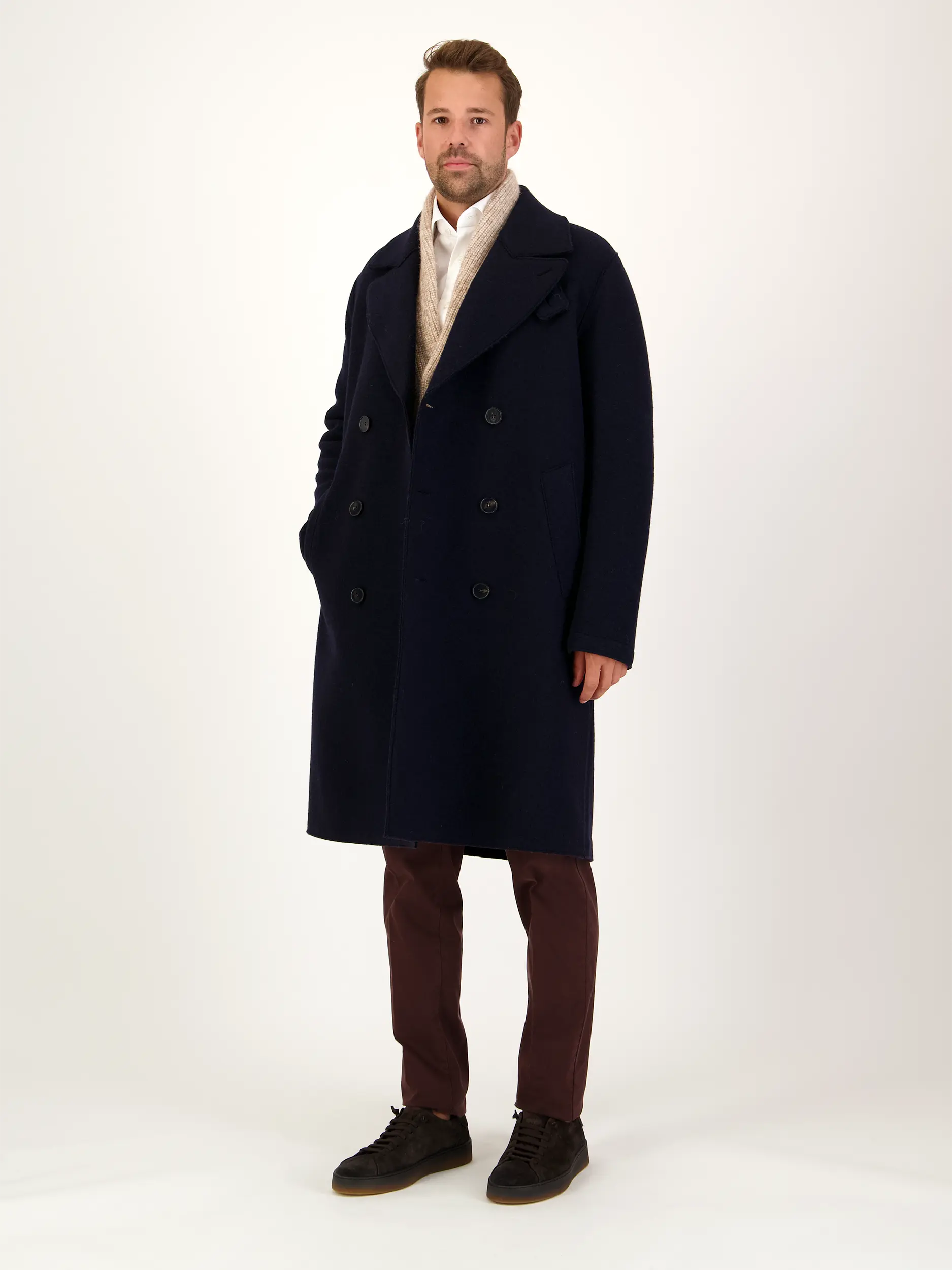 Strickjacke 'Jackson' - Artikel Teil eines Outfits getragen von einem Modell - Farbe: Braun
