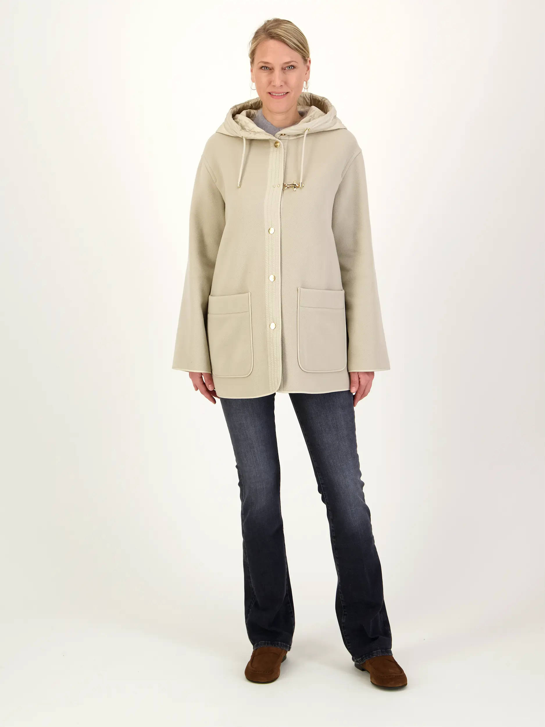Wolljacke - Artikel Teil eines Outfits getragen von einem Modell - Farbe: Beige