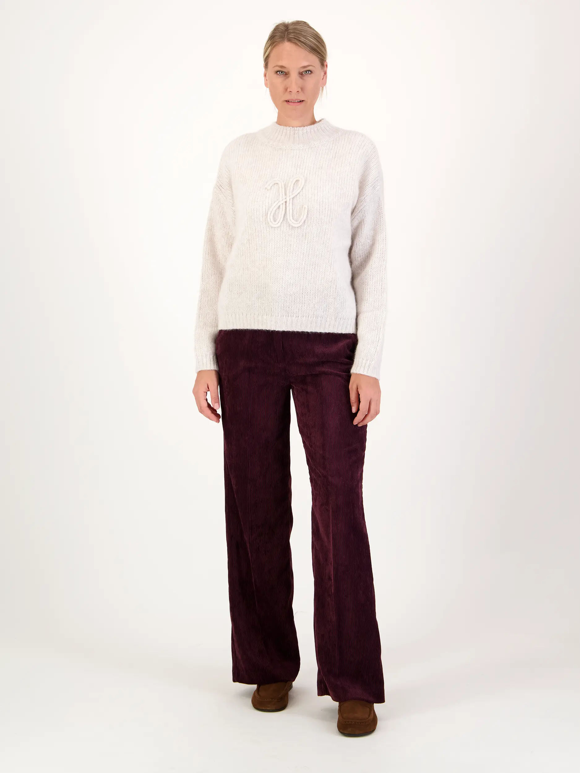 Cordhose 'Amelie' - Artikel Teil eines Outfits getragen von einem Modell - Farbe: Rot