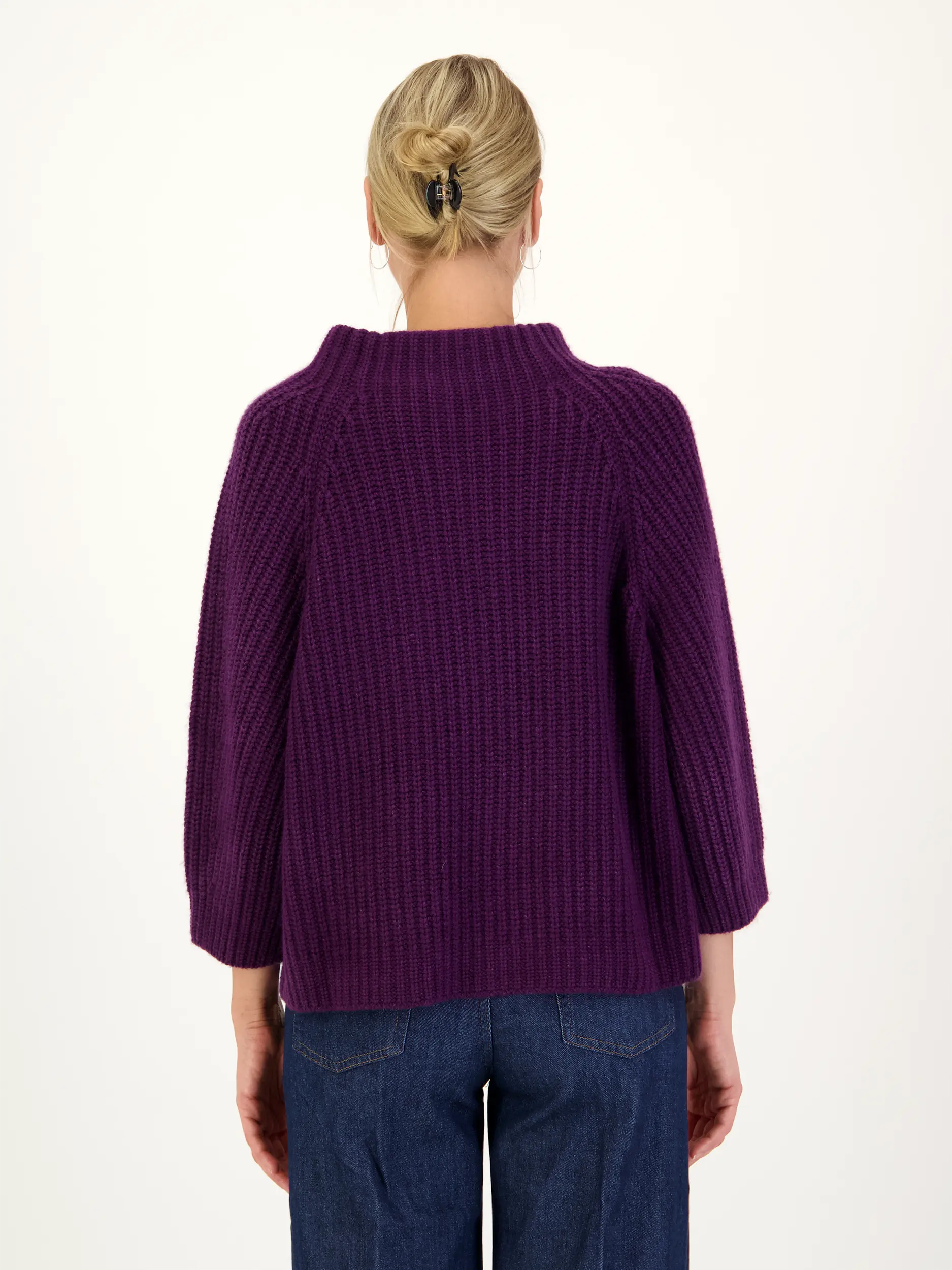 Pullover 'Fallou' aus Kaschmir langarm - Artikel Rückseite getragen von einem Modell - Farbe: Violett